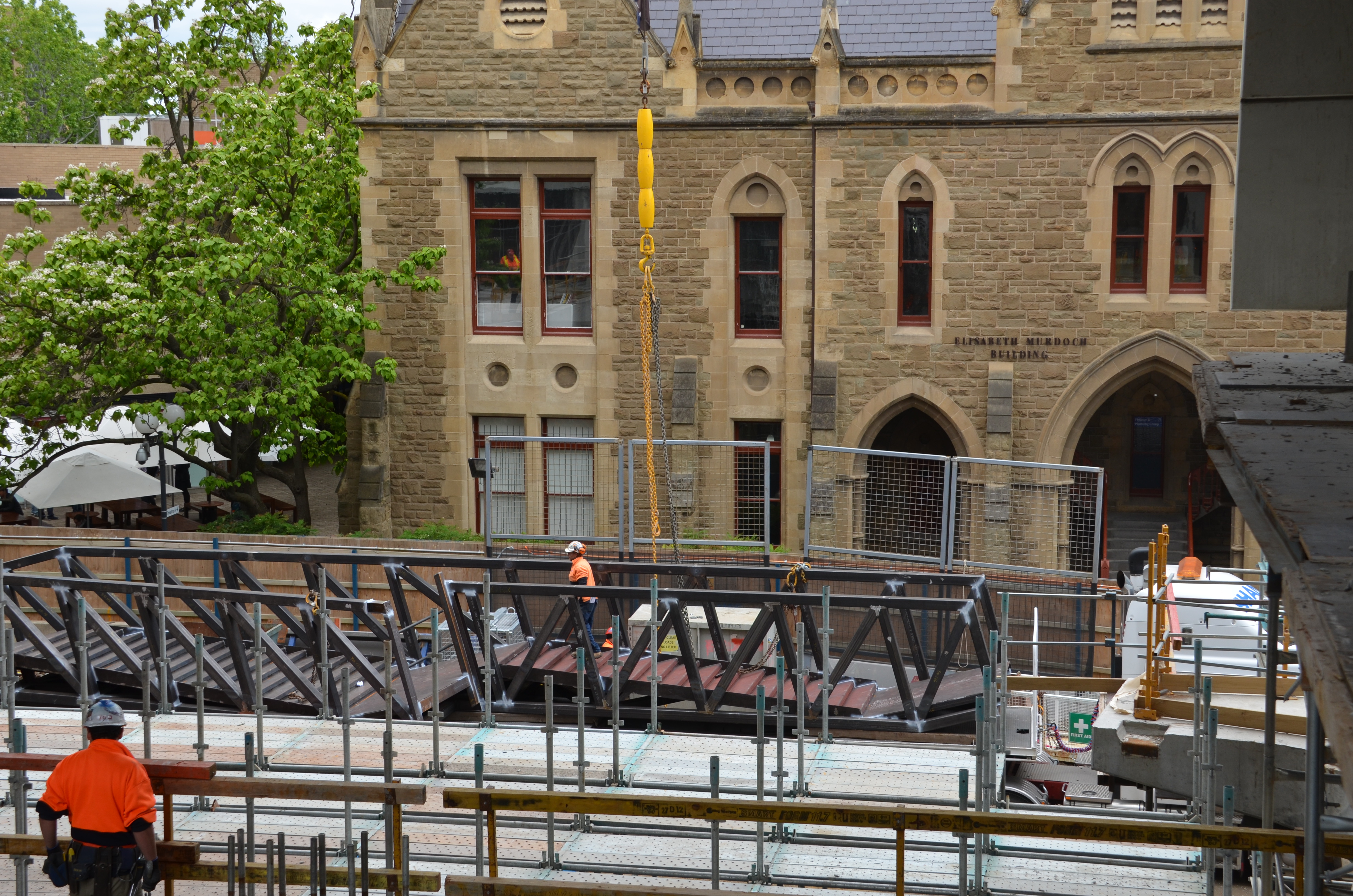 https://archive.abp.unimelb.edu.au/objects/images/Construction/Images/Stairs, walkways and balustrades/Y Stairs structural steel/Installation/DSC_3408.JPG