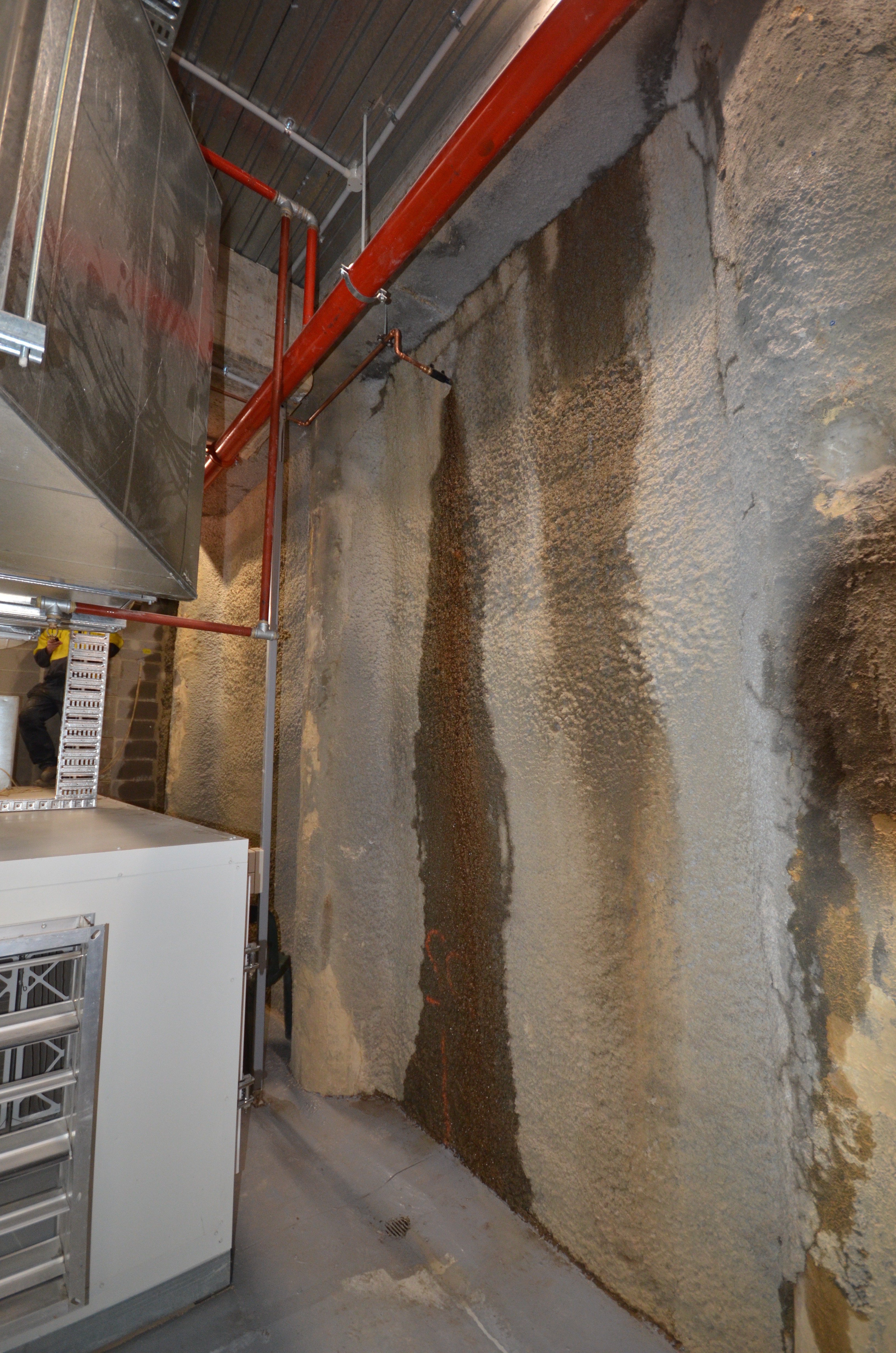 https://archive.abp.unimelb.edu.au/objects/images/Construction/Images/Basement/Basement water leaks/Small plantroom basement/DSD_0086.JPG