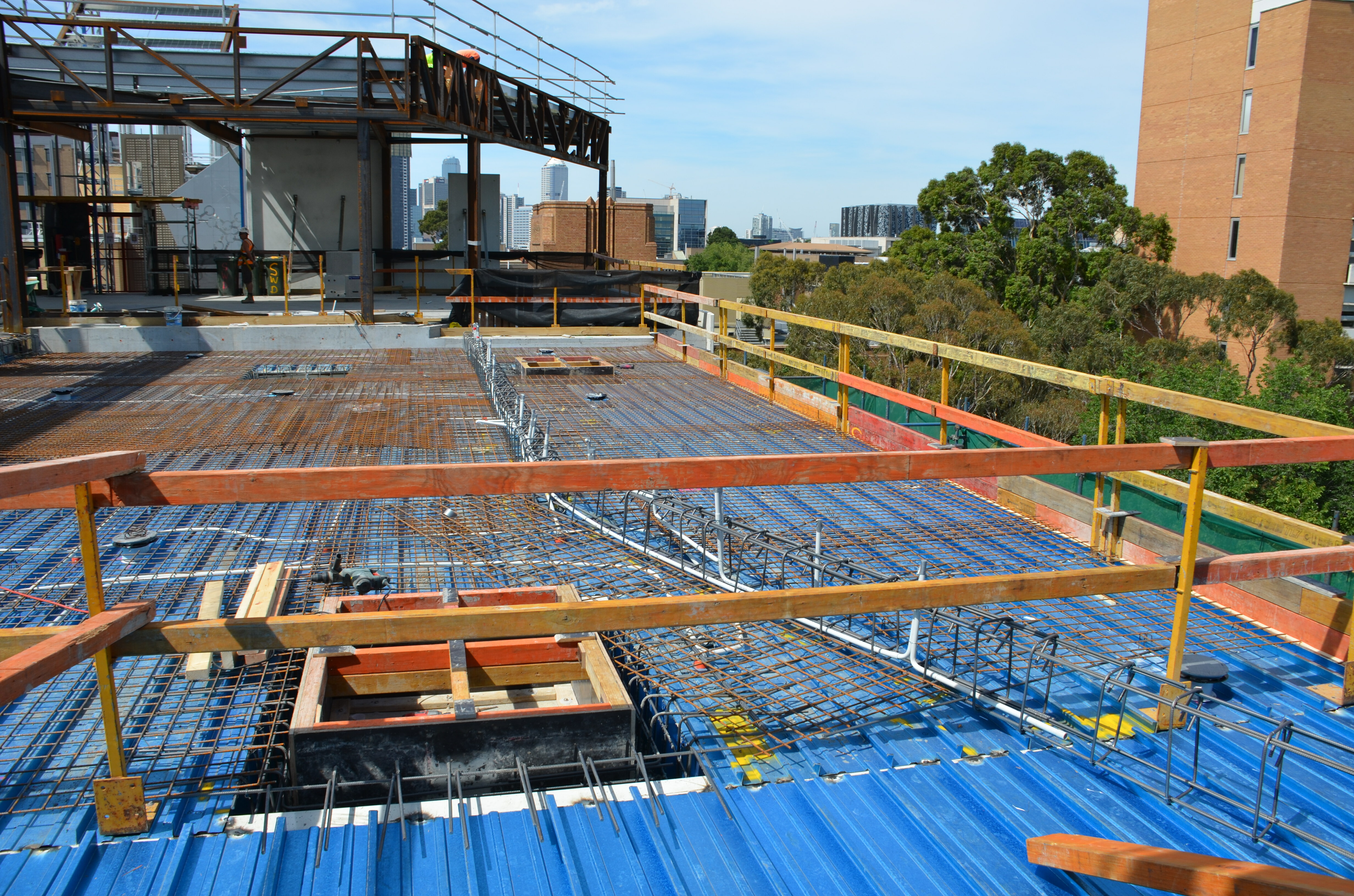 https://archive.abp.unimelb.edu.au/objects/images/Construction/Images/Structural steel/Roof terrace/DSC_4481.JPG