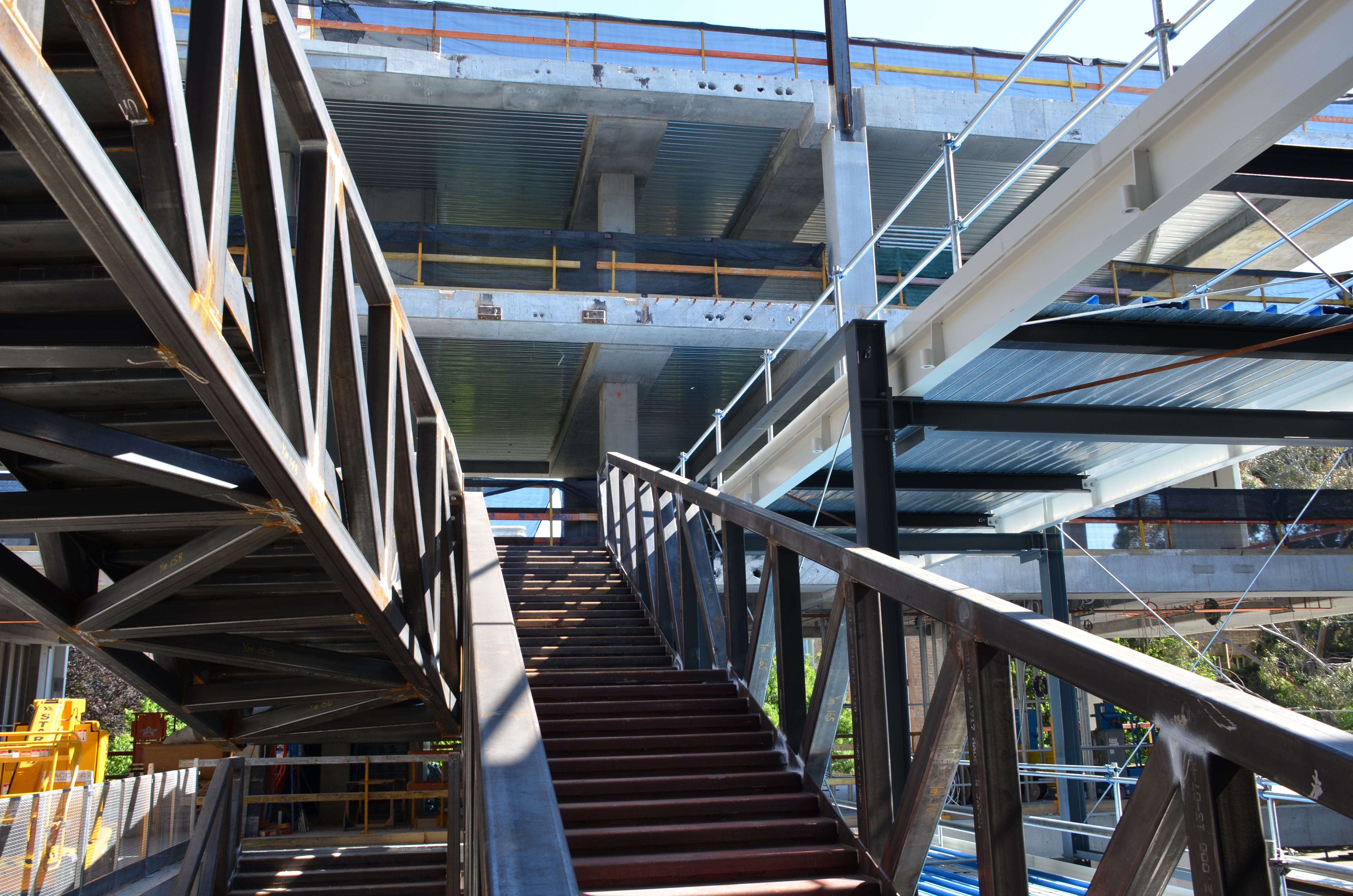https://archive.abp.unimelb.edu.au/objects/images/Construction/Images/Stairs, walkways and balustrades/Y Stairs structural steel/Installation/DSC_3539.JPG
