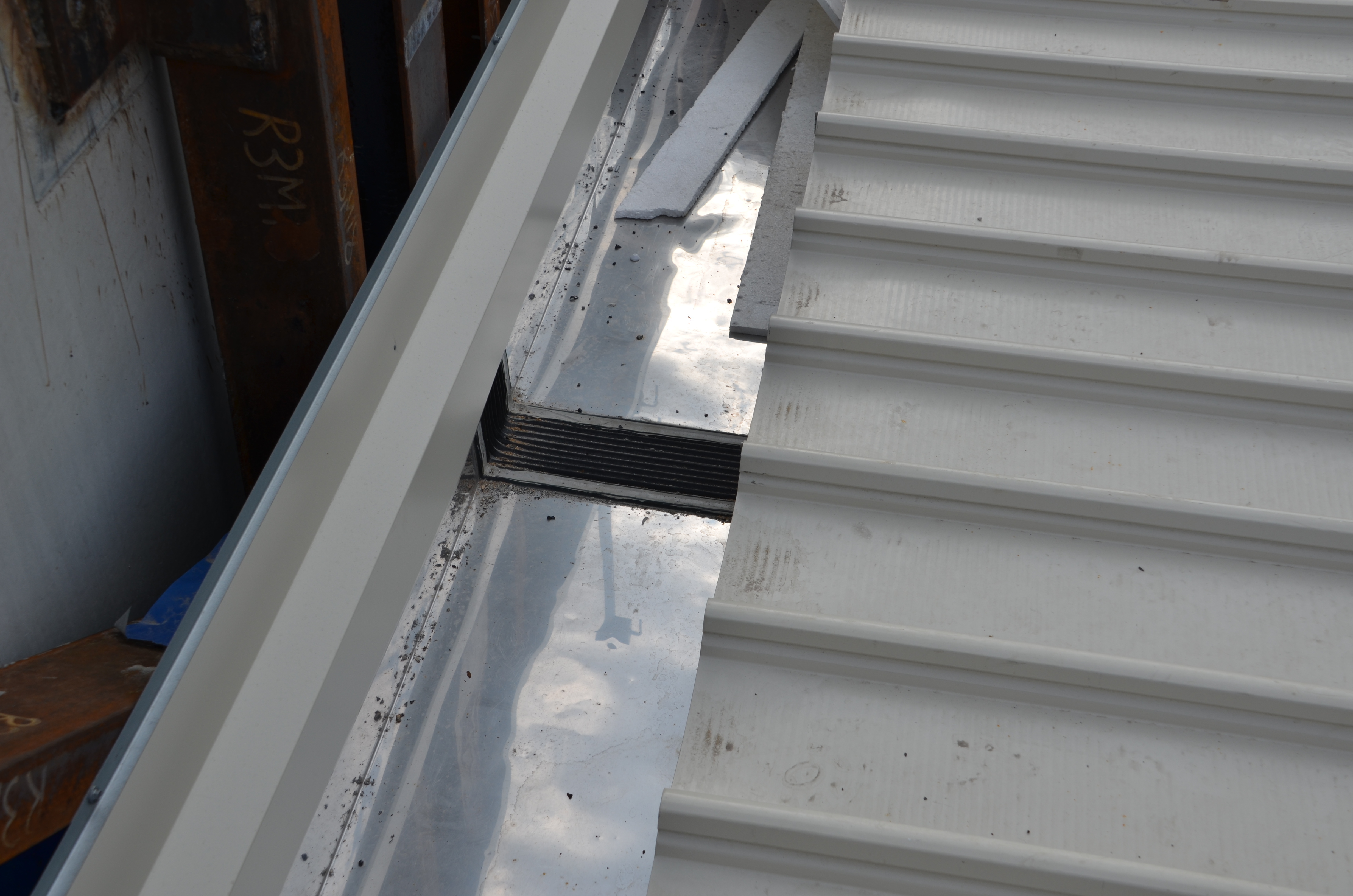 https://archive.abp.unimelb.edu.au/objects/images/Construction/Images/Roof/Roof sheeting, flashings and gutters/DSC_5063.JPG https://archive.abp.unimelb.edu.au/objects/images/Construction/Images/Roof/Roof sheeting, flashings and gutters/DSC_5063.JPG