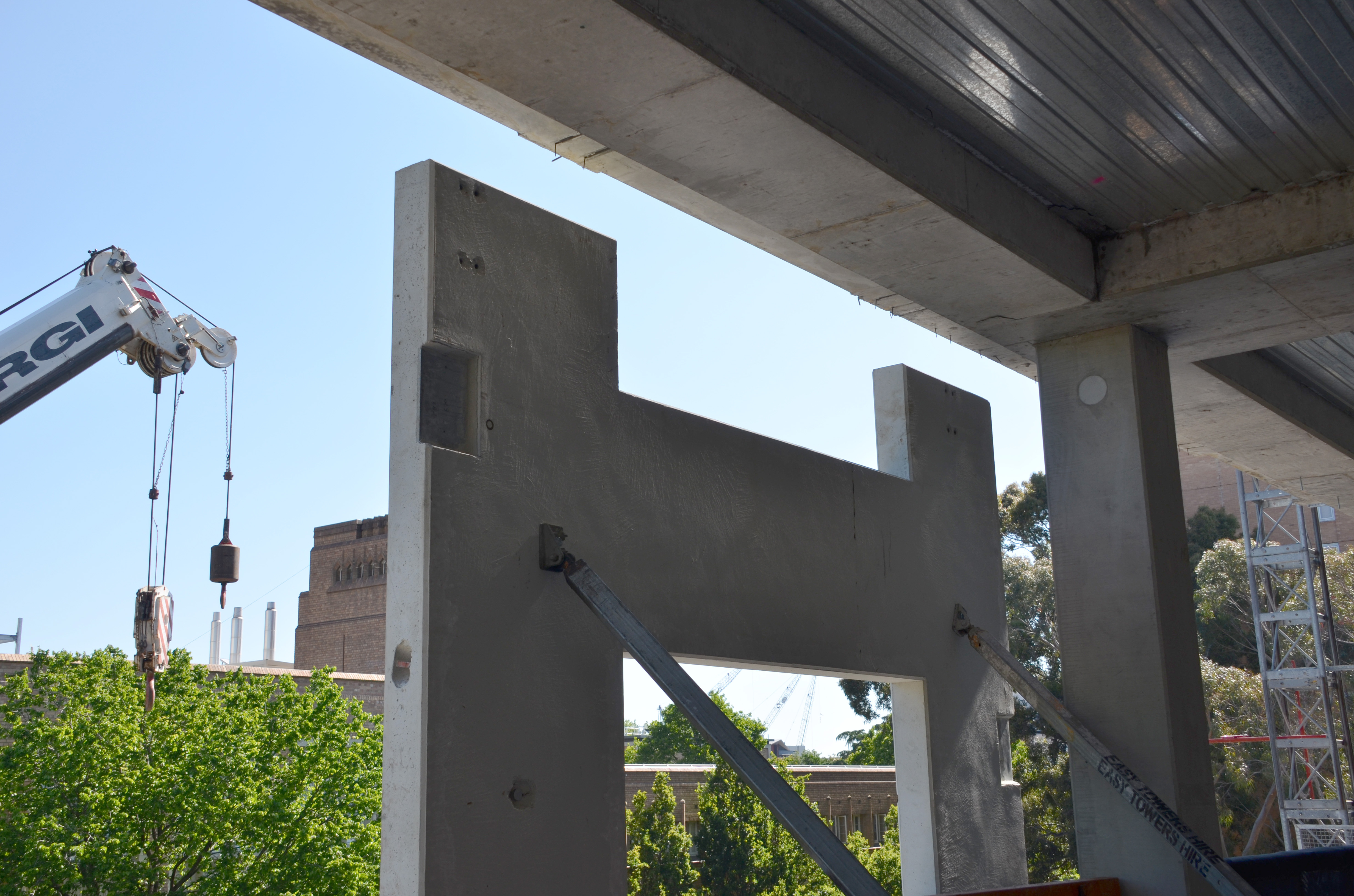 https://archive.abp.unimelb.edu.au/objects/images/Construction/Images/Facades/Precast concrete/Polished south side/DSC_3556.JPG