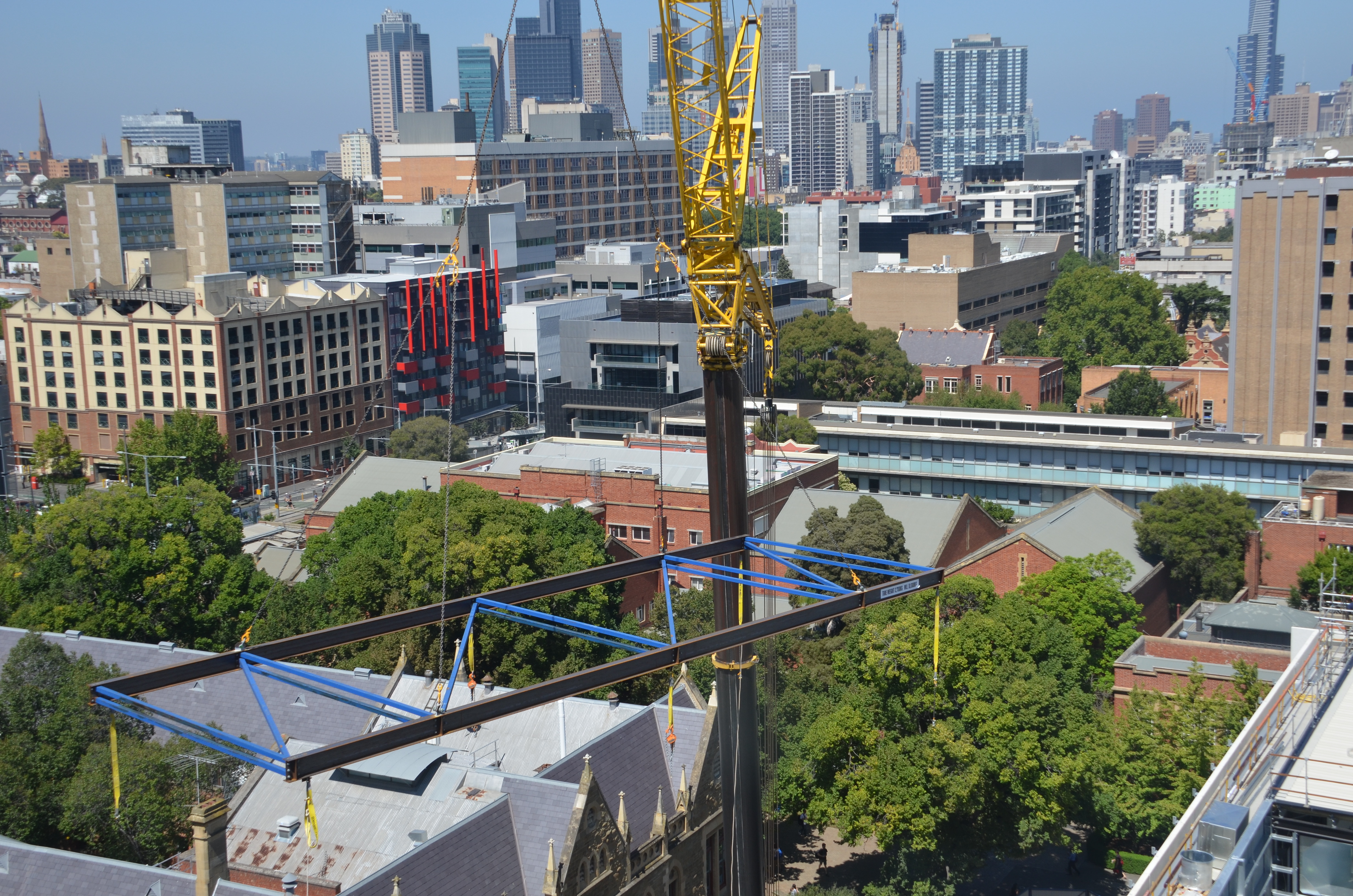 https://archive.abp.unimelb.edu.au/objects/images/Construction/Images/Roof/Glazed atrium roof/Delivery & Installation/DSC_5888.JPG
