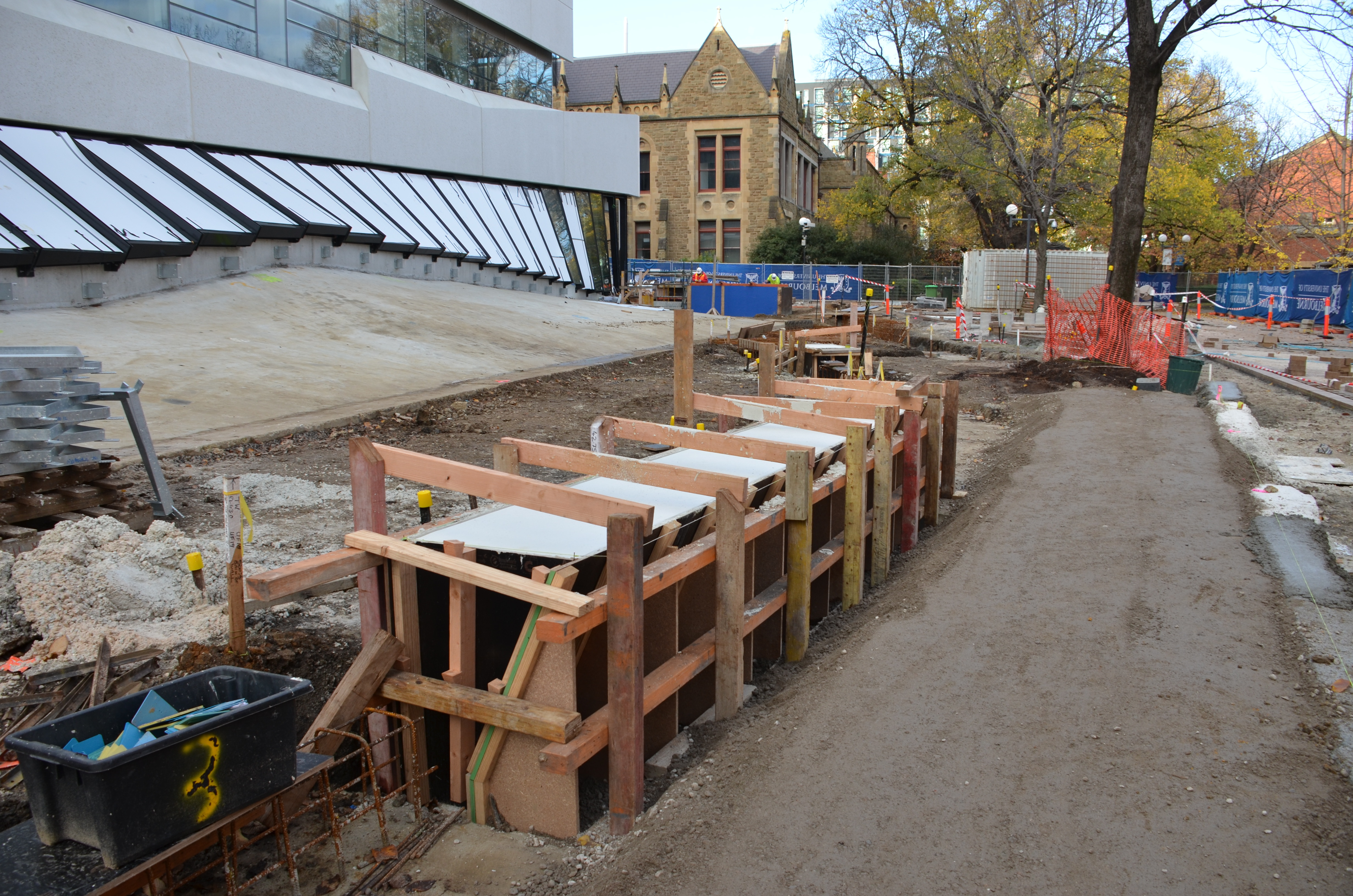 https://archive.abp.unimelb.edu.au/objects/images/Construction/Images/External Works/Precast concrete seating and supports/DSC_8628.JPG