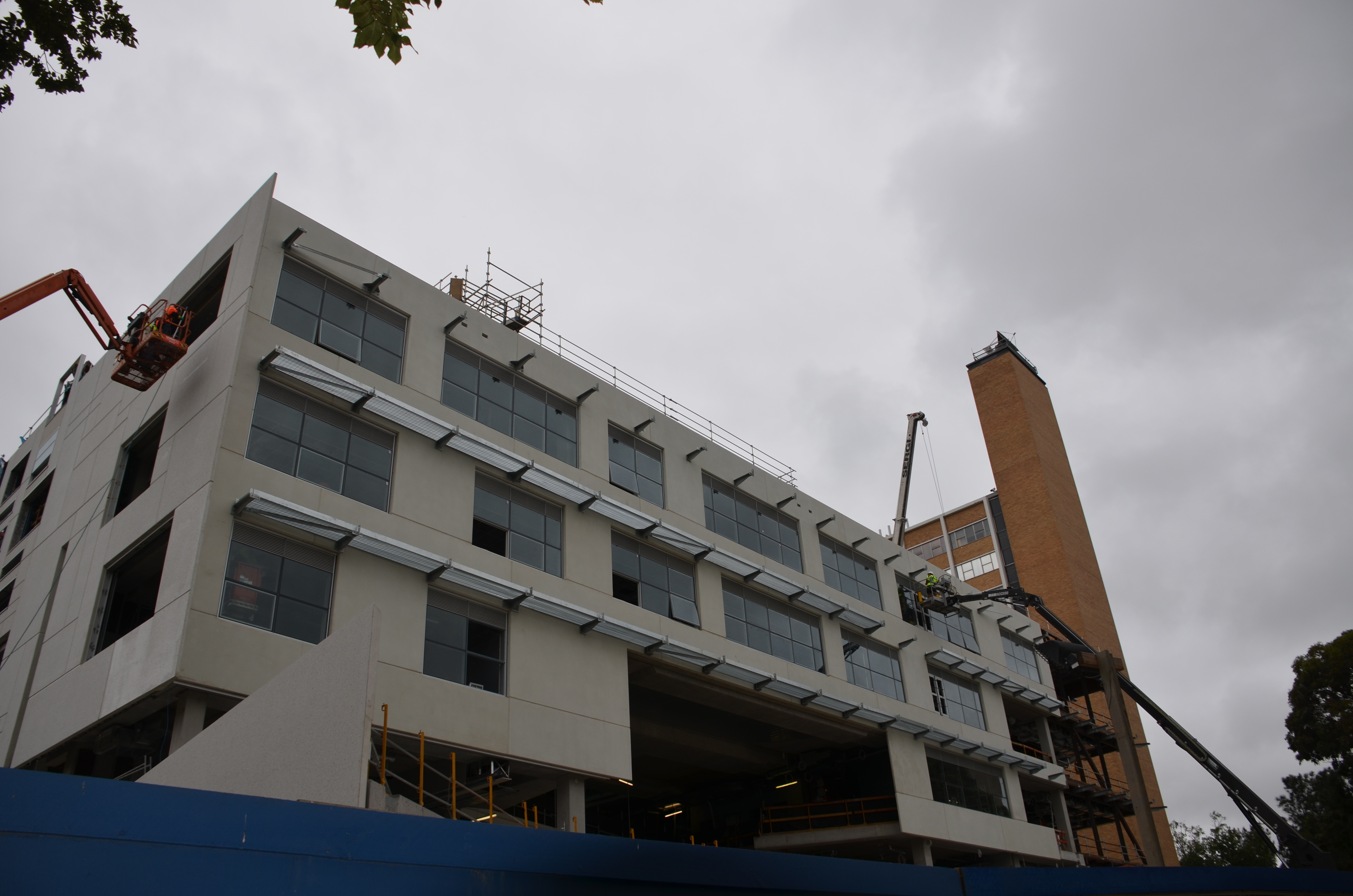 https://archive.abp.unimelb.edu.au/objects/images/Construction/Images/Facades/Zinc screens & access platforms/Support mechanisms/DSC_5990.JPG