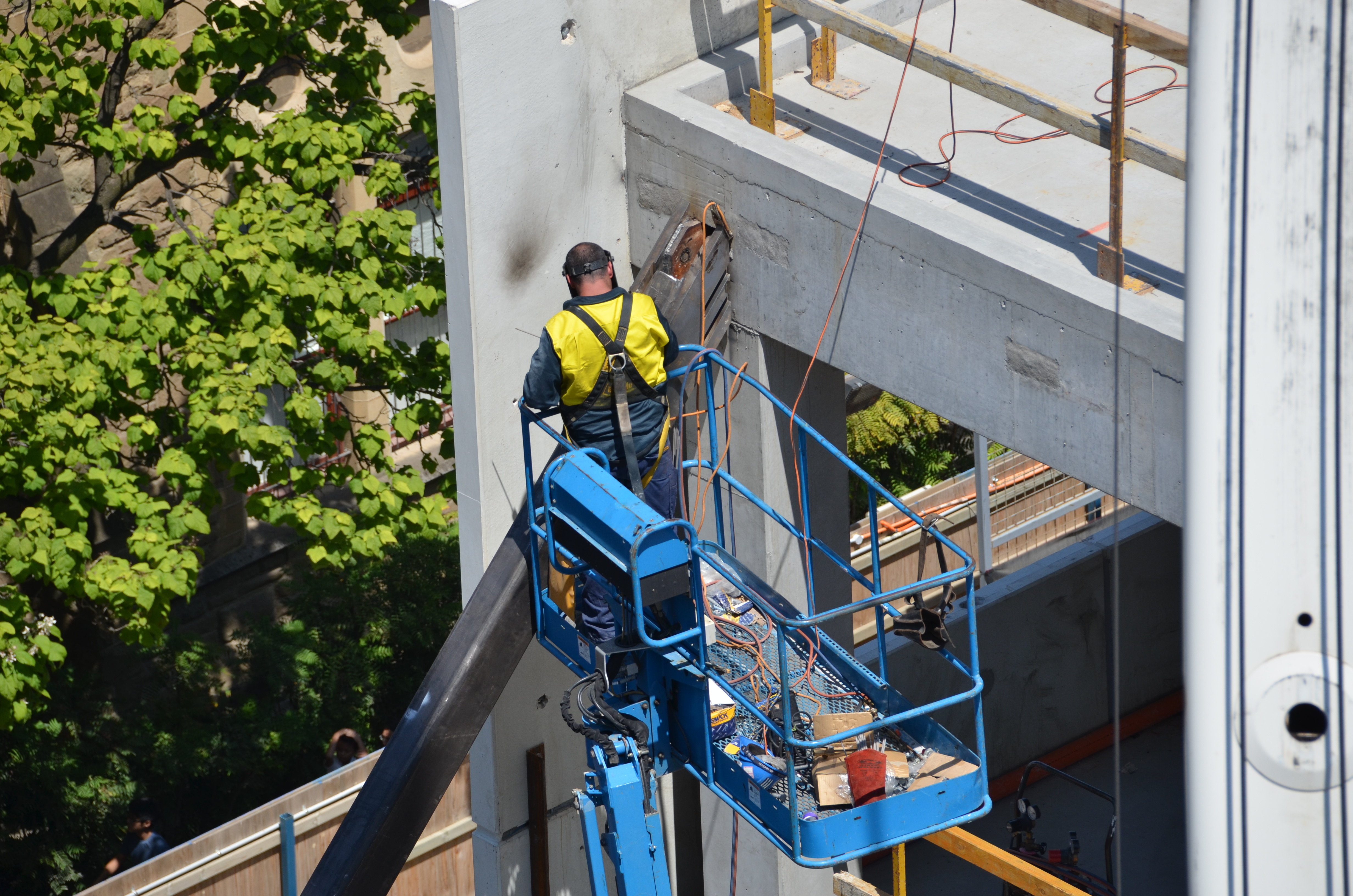 https://archive.abp.unimelb.edu.au/objects/images/Construction/Images/Structural steel/Cantilever/Erection/DSC_4242.JPG