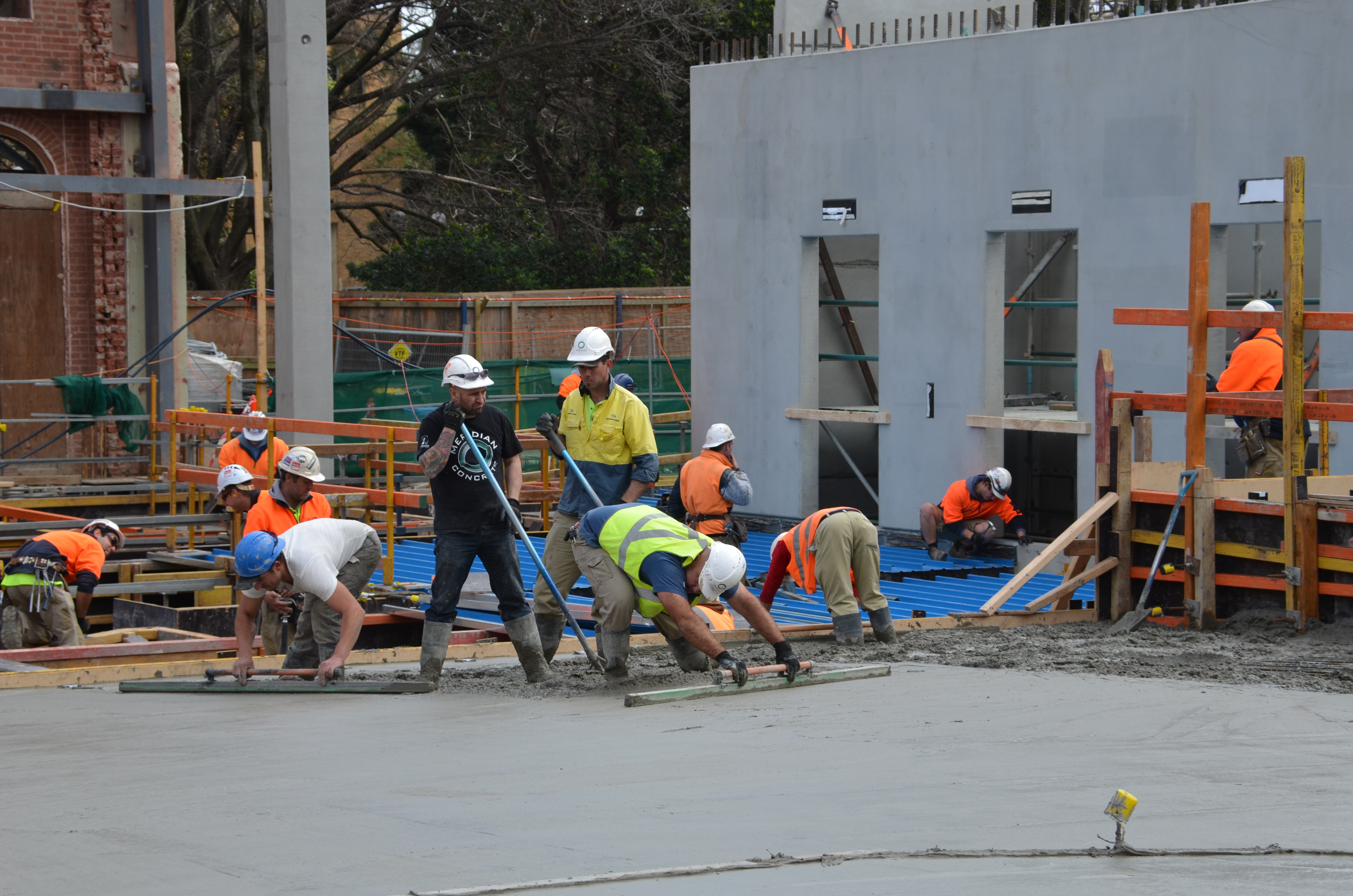 https://archive.abp.unimelb.edu.au/objects/images/Construction/Images/Concrete suspended slabs and beams/Ground level & formwork/DSC_1350.JPG
