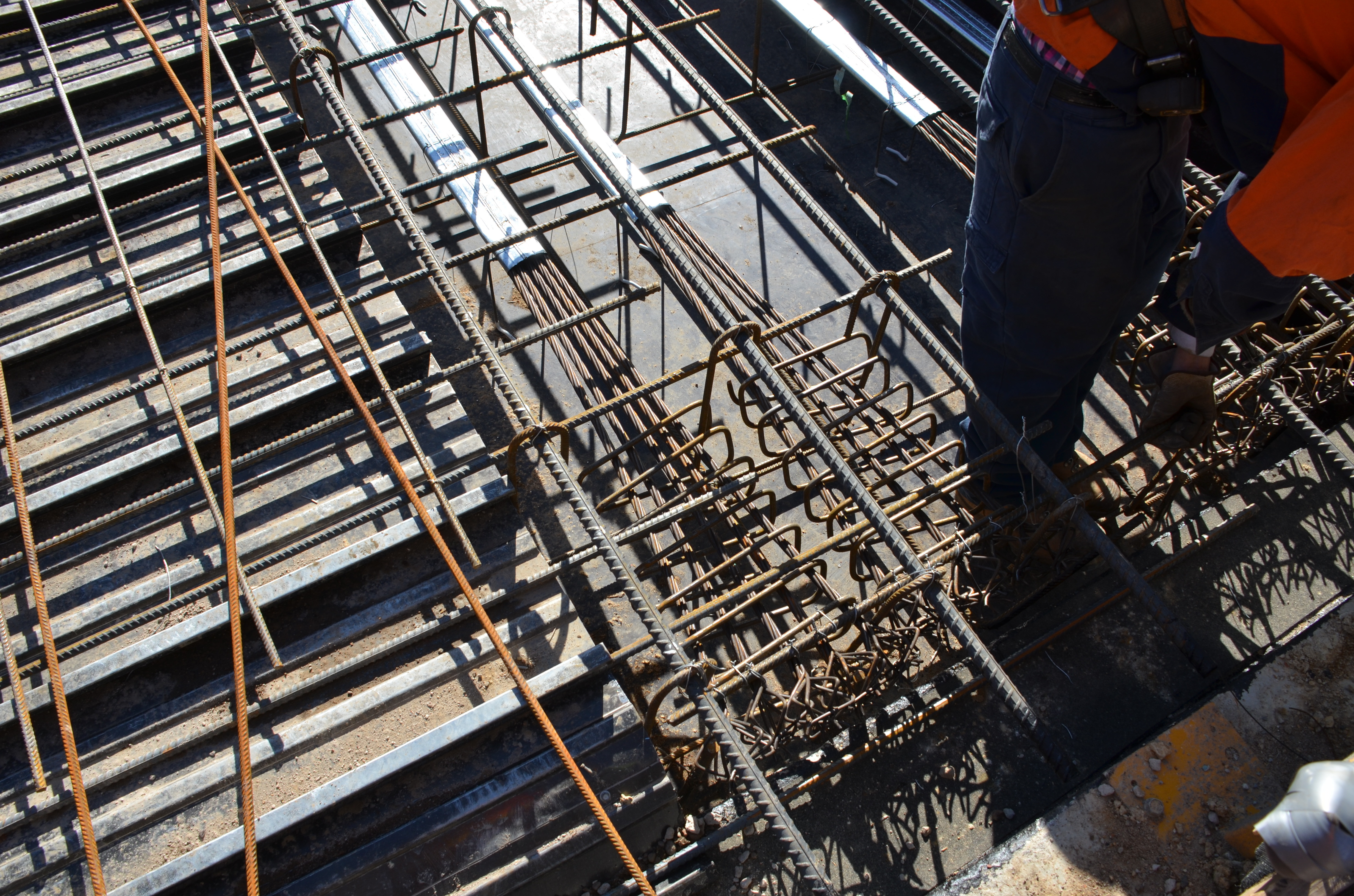 https://archive.abp.unimelb.edu.au/objects/images/Construction/Images/Concrete suspended slabs and beams/Post-tensioned beams & slabs/DSC_1161.JPG