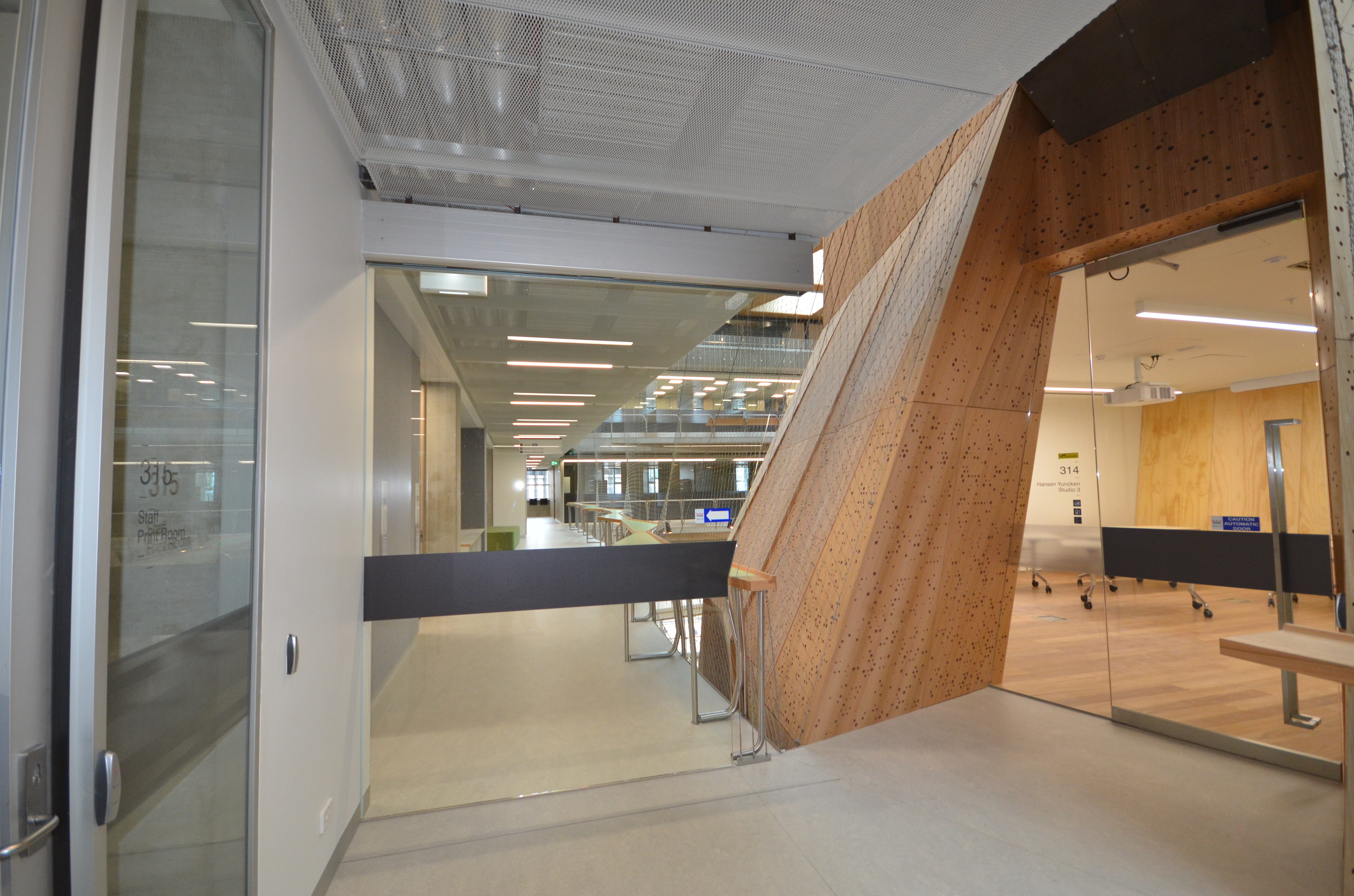 https://archive.abp.unimelb.edu.au/objects/images/Construction/Images/Doors and door frames/Atrium to restrict student access/DSD_0180.JPG
