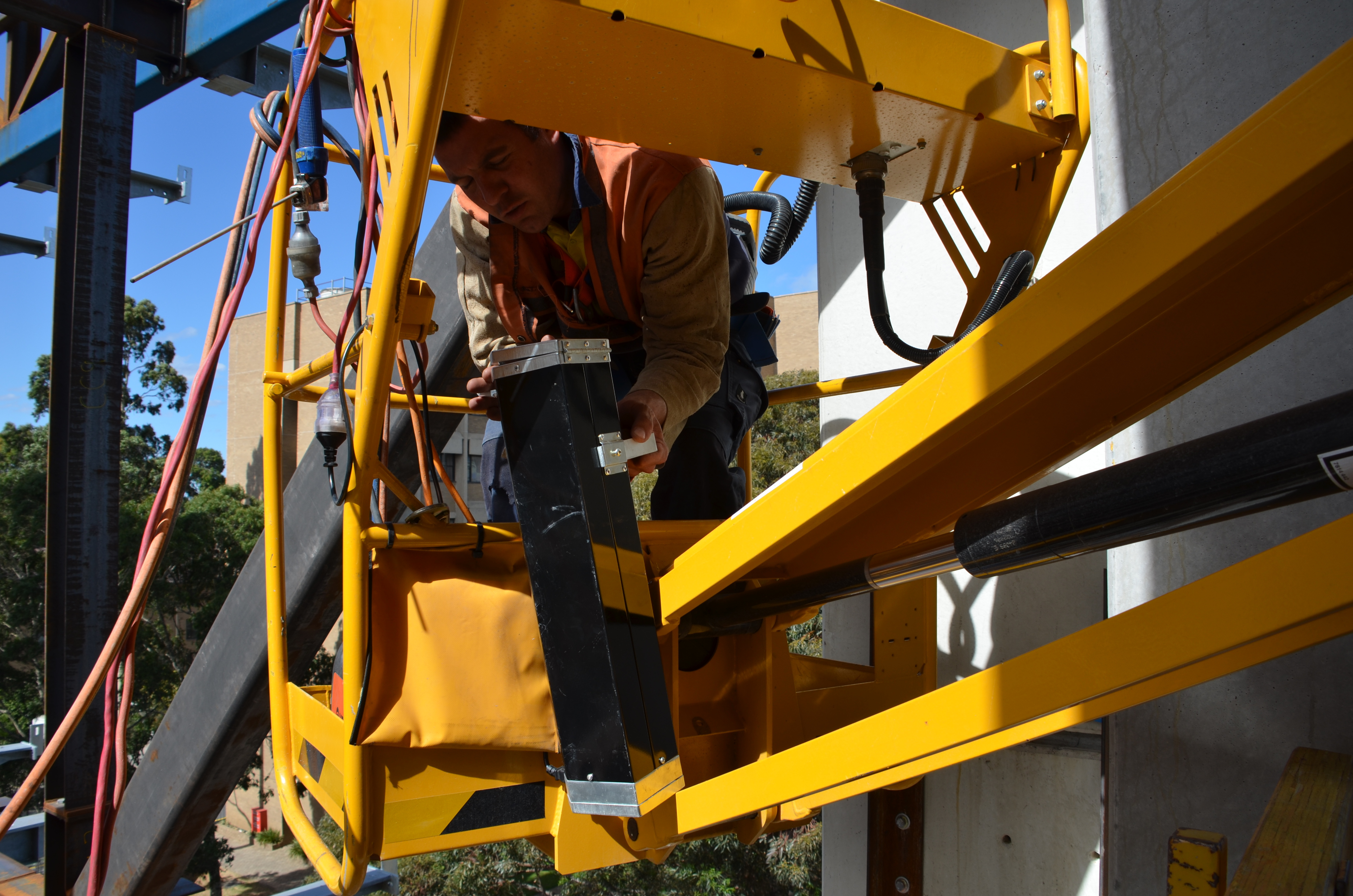 https://archive.abp.unimelb.edu.au/objects/images/Construction/Images/Structural steel/Cantilever/Erection/DSC_4623.JPG