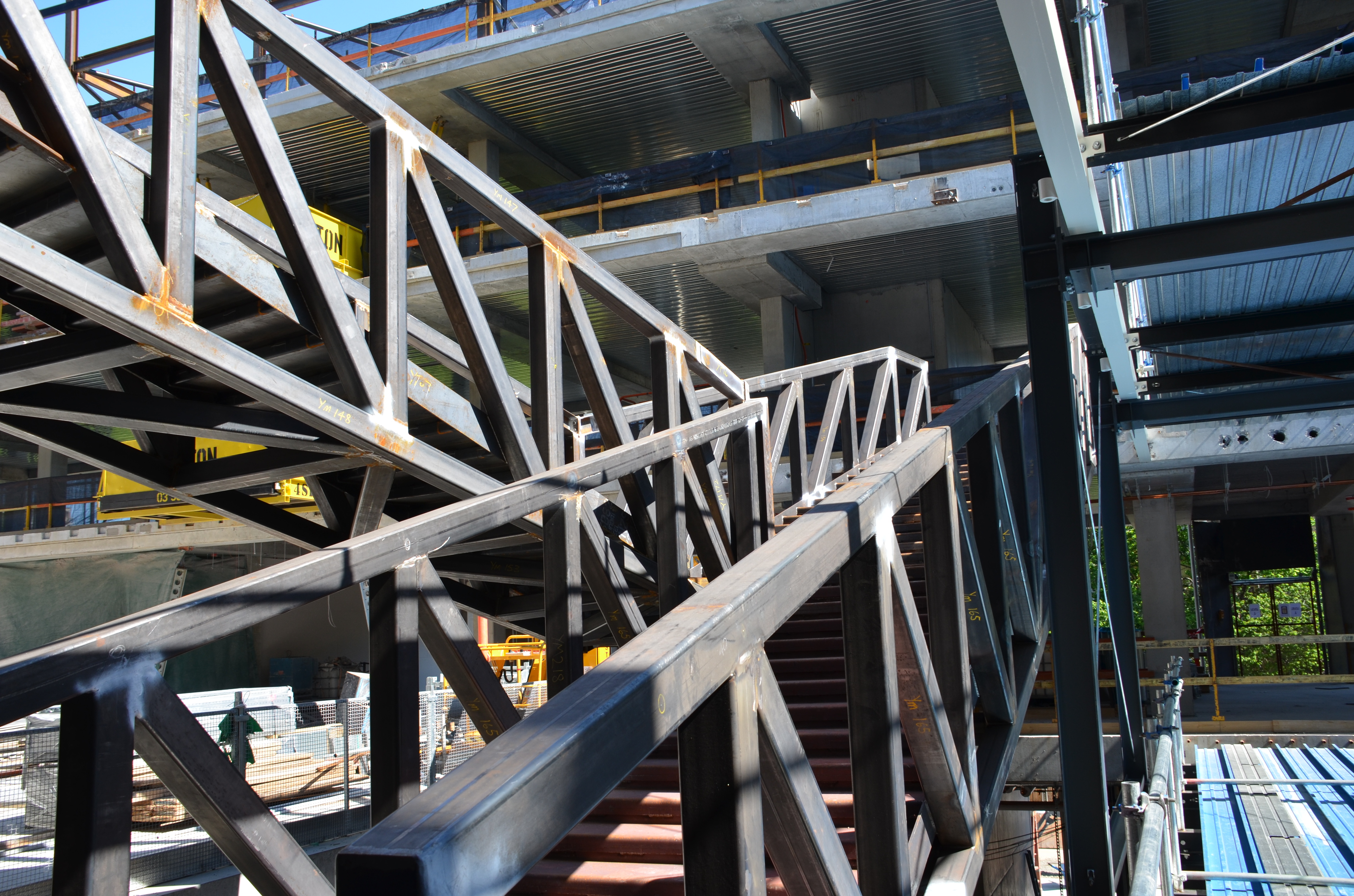 https://archive.abp.unimelb.edu.au/objects/images/Construction/Images/Stairs, walkways and balustrades/Y Stairs structural steel/Installation/DSC_3540.JPG