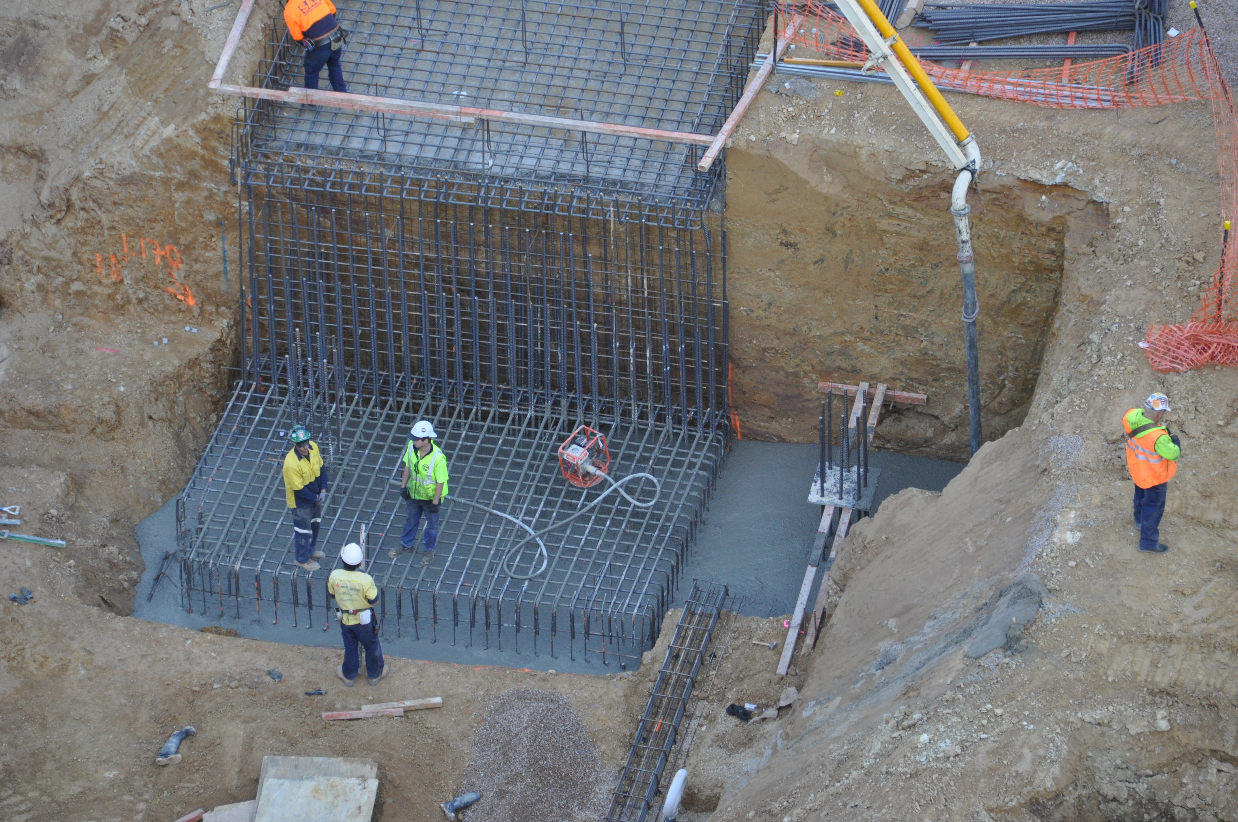 https://archive.abp.unimelb.edu.au/objects/images/Construction/Images/Pad footings & raft footings/DSC_0341.JPG
