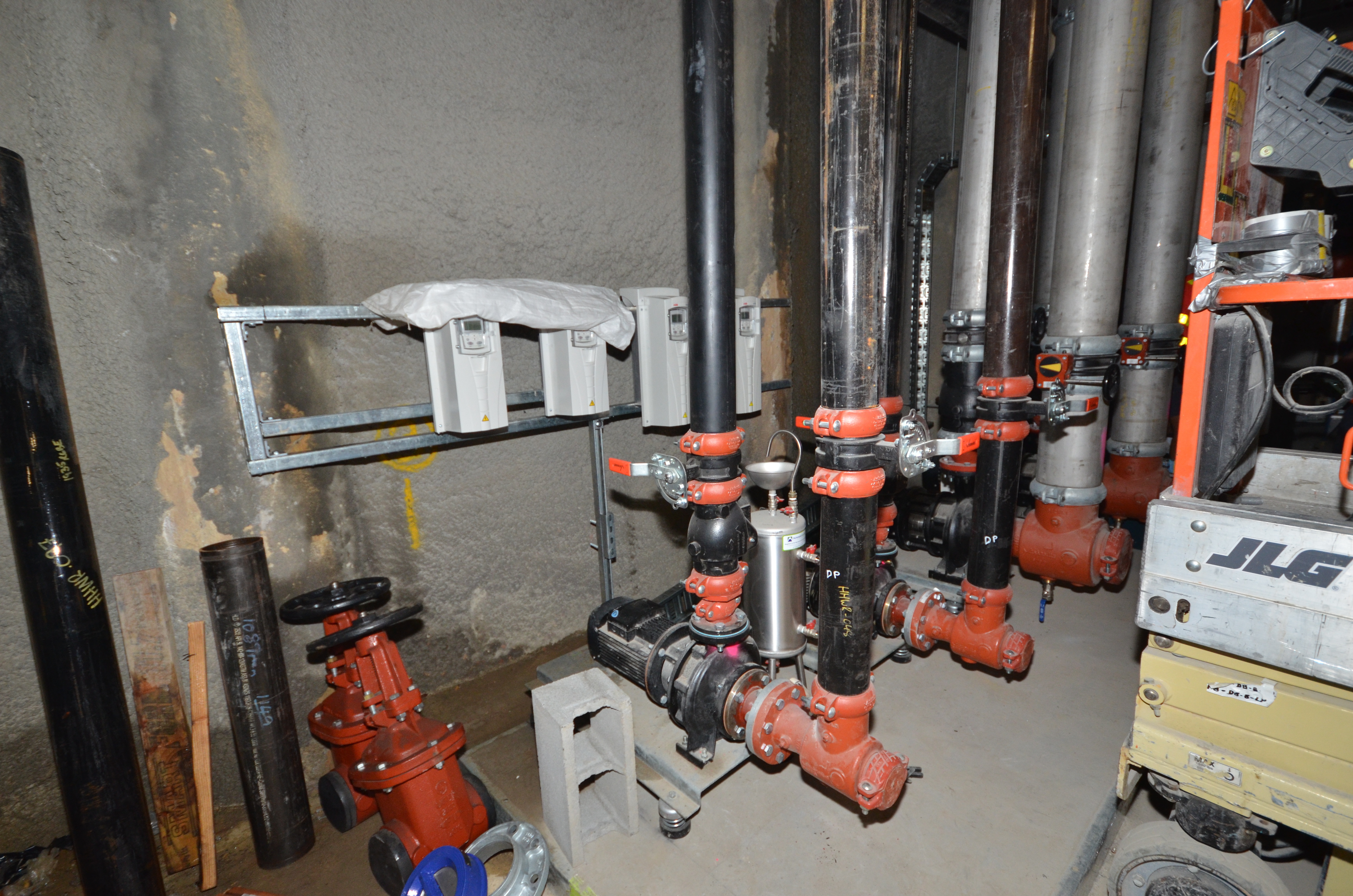 https://archive.abp.unimelb.edu.au/objects/images/Construction/Images/Services/Mechanical/Large plant room basement/DSC_6725.JPG