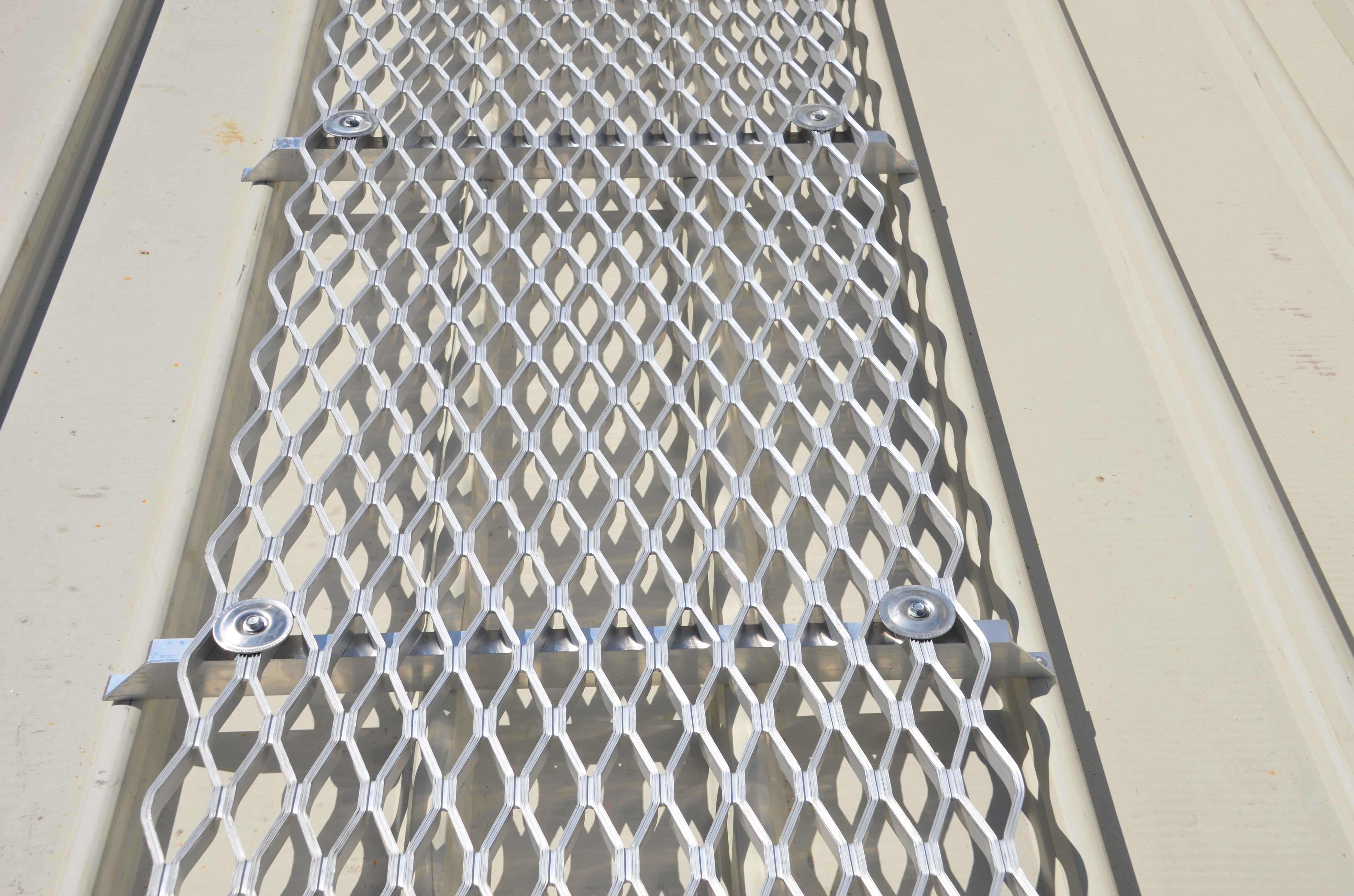 https://archive.abp.unimelb.edu.au/objects/images/Construction/Images/Roof/Roof Walkways/DSC_5976.JPG