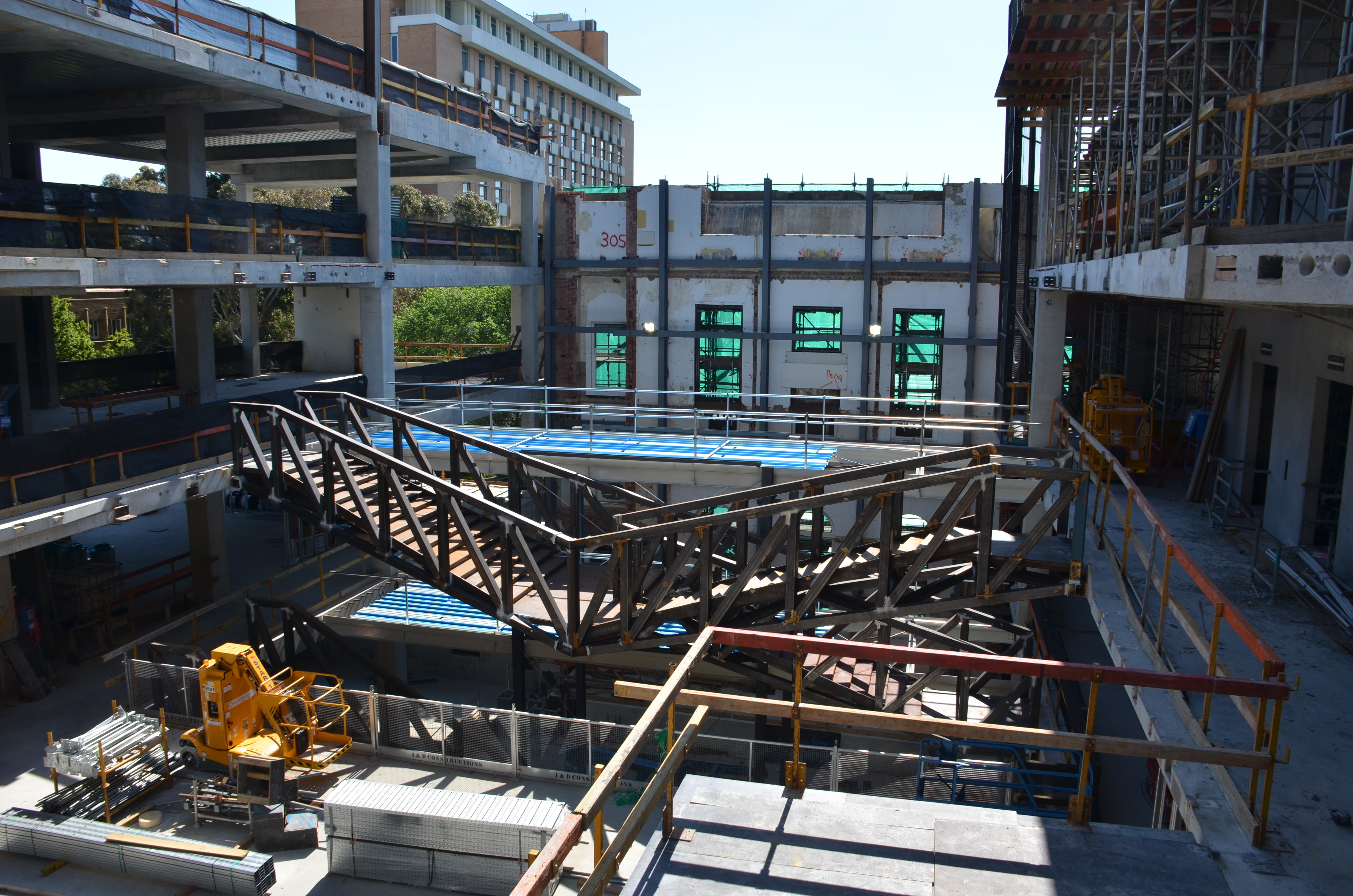https://archive.abp.unimelb.edu.au/objects/images/Construction/Images/Stairs, walkways and balustrades/Y Stairs structural steel/Installation/DSC_3545.JPG