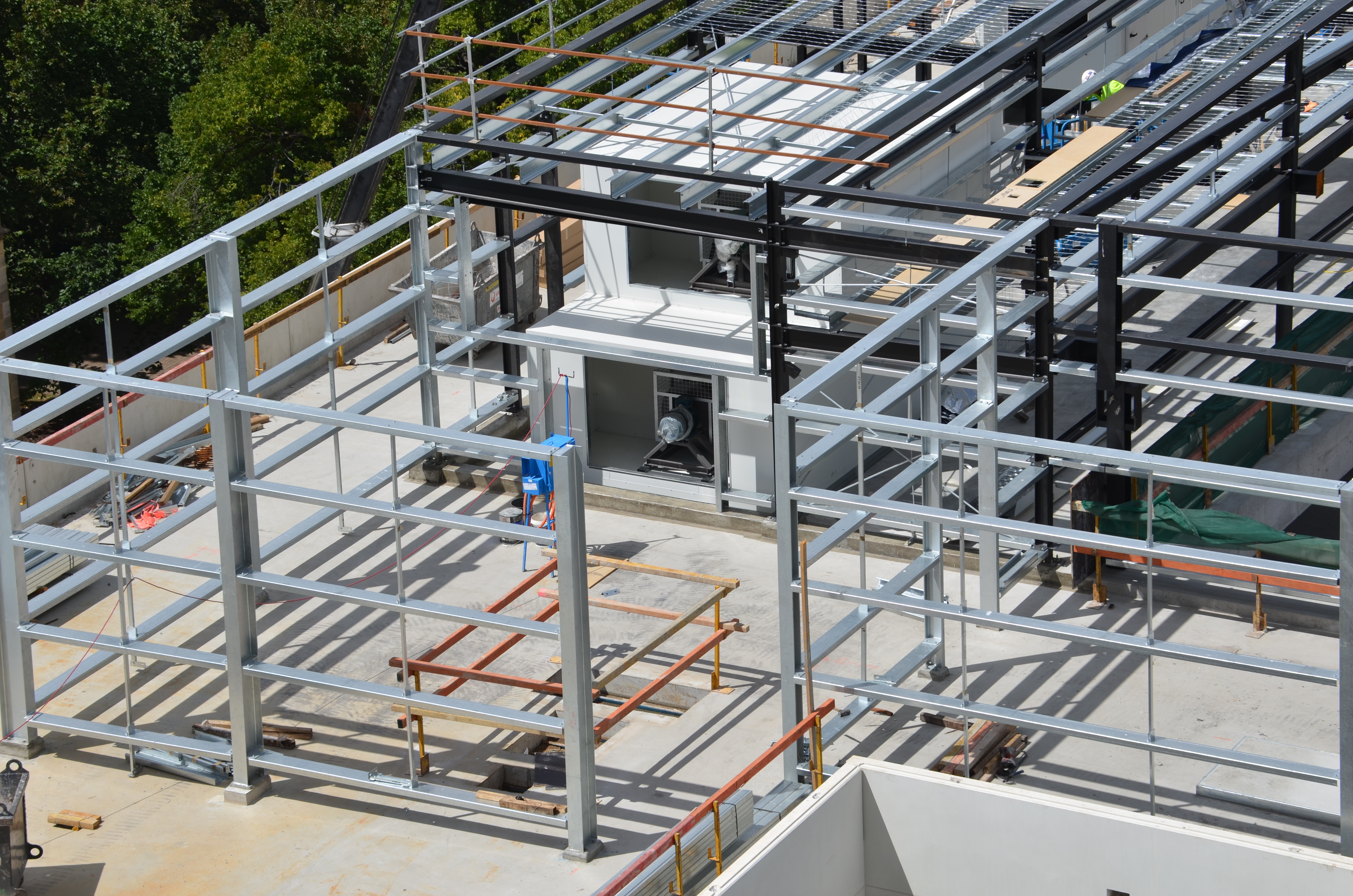 https://archive.abp.unimelb.edu.au/objects/images/Construction/Images/Structural steel/Plantroom roof & claddings/DSC_4924.JPG