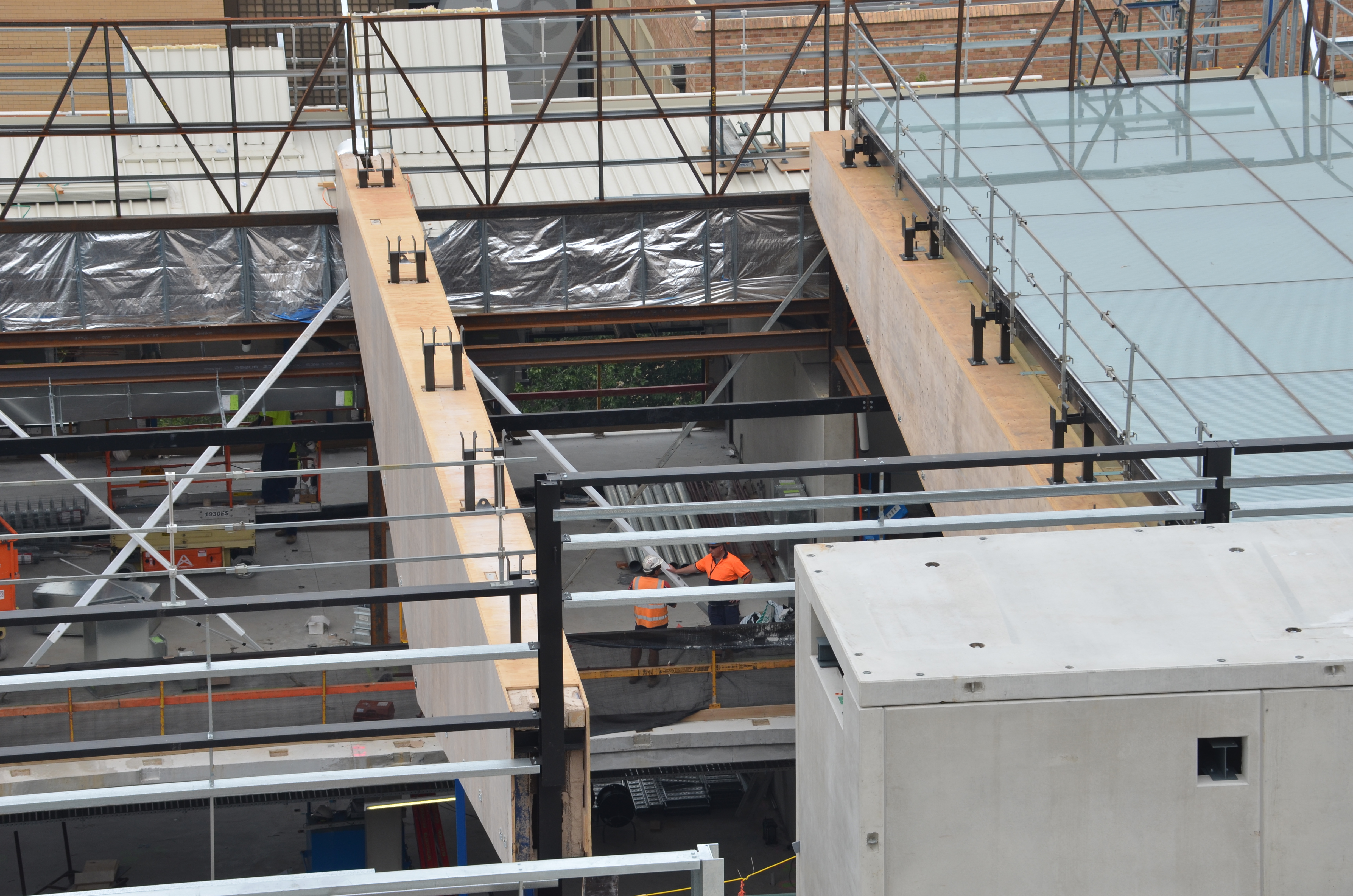 https://archive.abp.unimelb.edu.au/objects/images/Construction/Images/LVL roof beams & coffers/Installation/DSC_5260.JPG