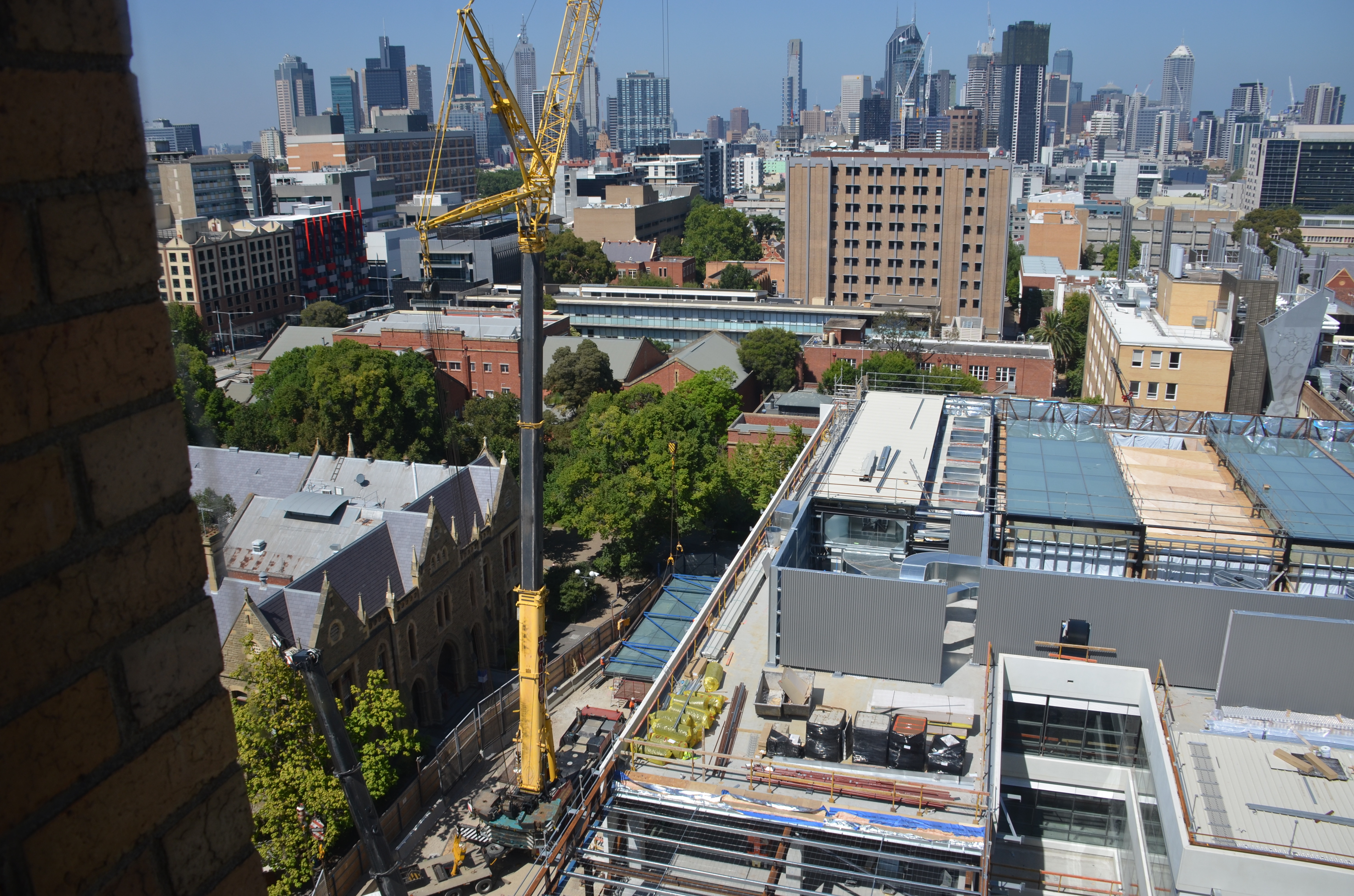 https://archive.abp.unimelb.edu.au/objects/images/Construction/Images/Roof/Glazed atrium roof/Delivery & Installation/DSC_5864.JPG