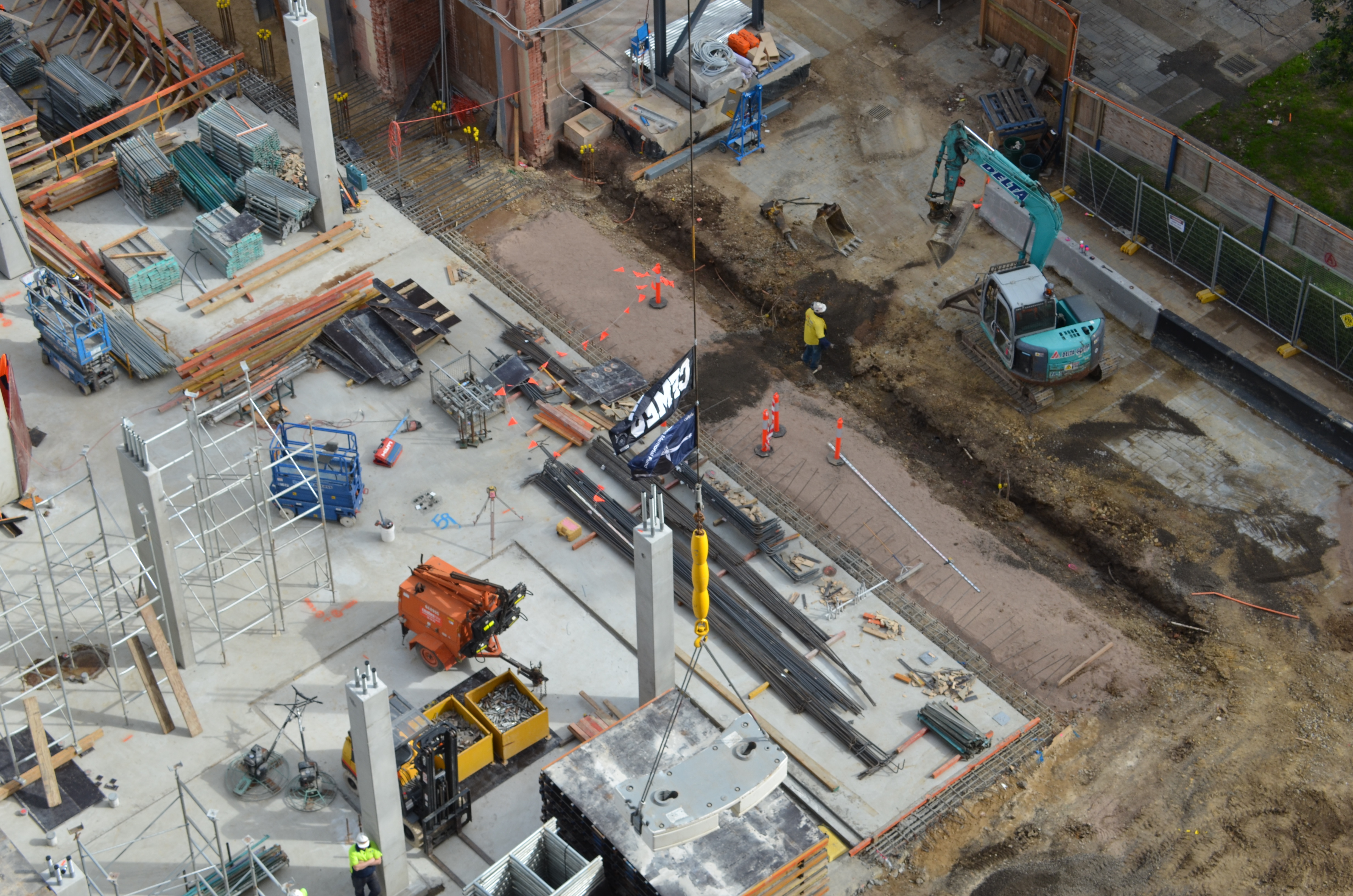 https://archive.abp.unimelb.edu.au/objects/images/Construction/Images/Concrete suspended slabs and beams/Ground level & formwork/DSC_1533.JPG
