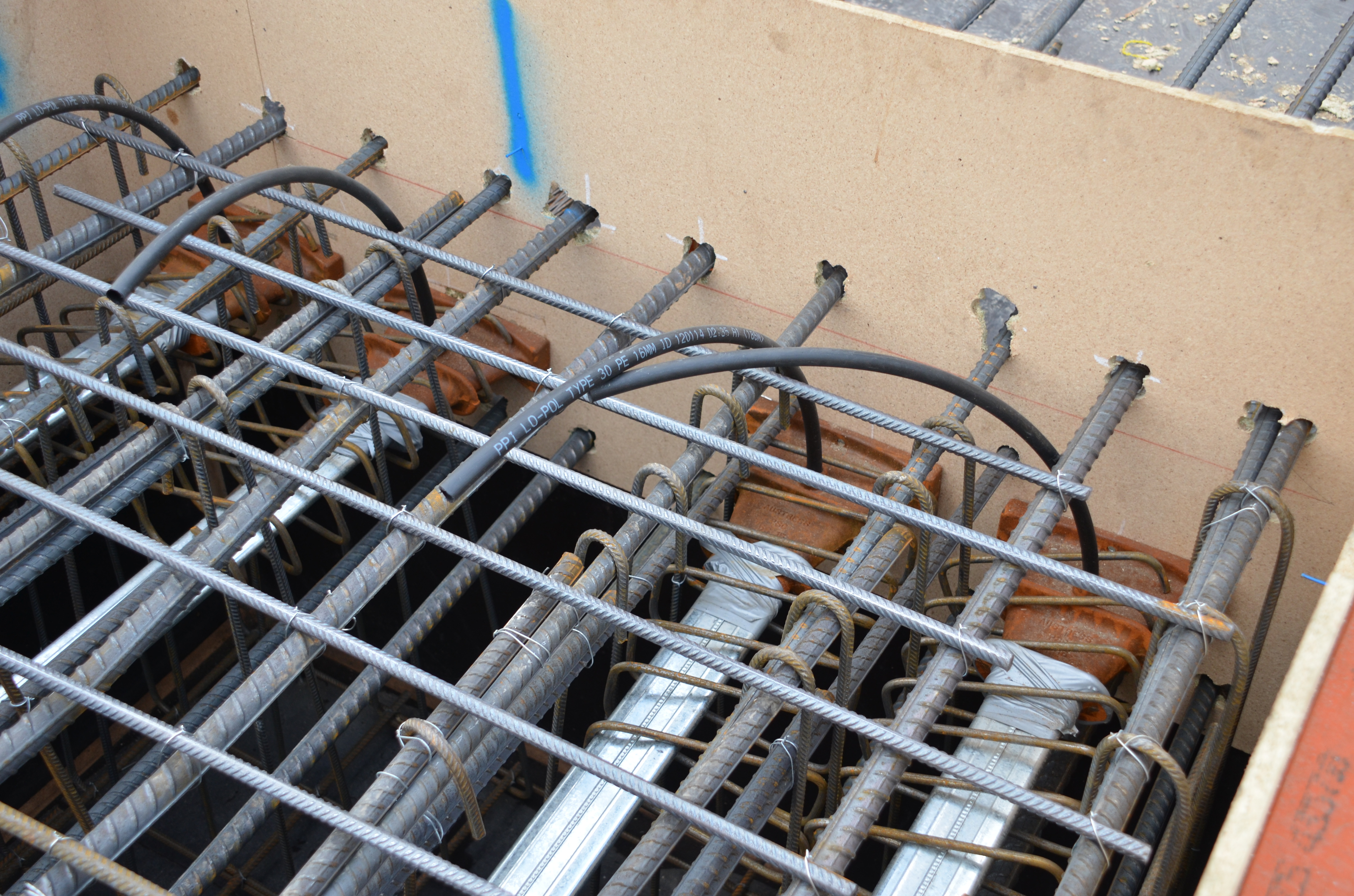 https://archive.abp.unimelb.edu.au/objects/images/Construction/Images/Concrete suspended slabs and beams/Post-tensioned beams & slabs/DSC_1283.JPG