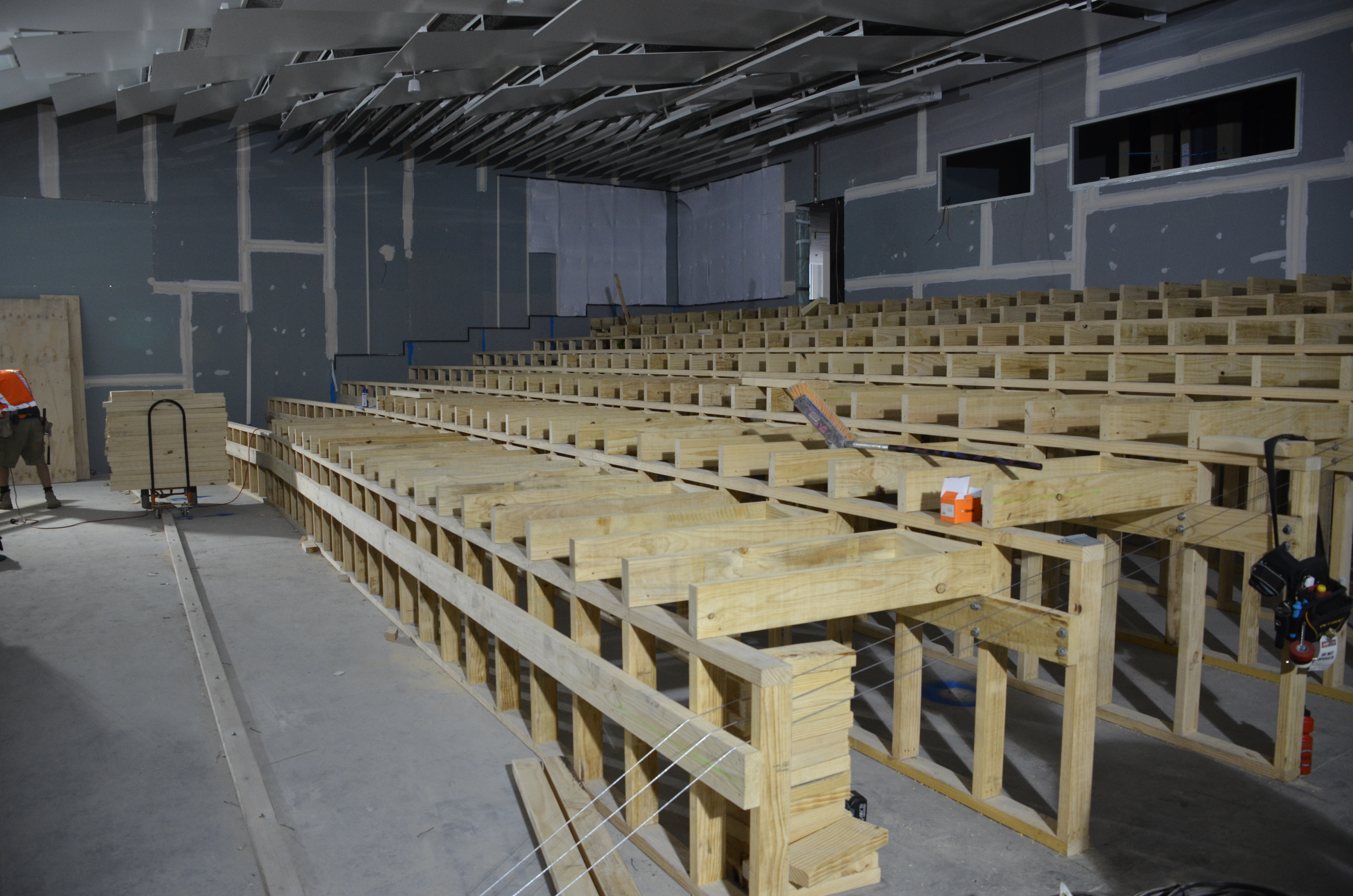 https://archive.abp.unimelb.edu.au/objects/images/Construction/Images/Floors and finishes/Floor framing to lecture theatres/Large theatre tier/DSC_7122.JPG