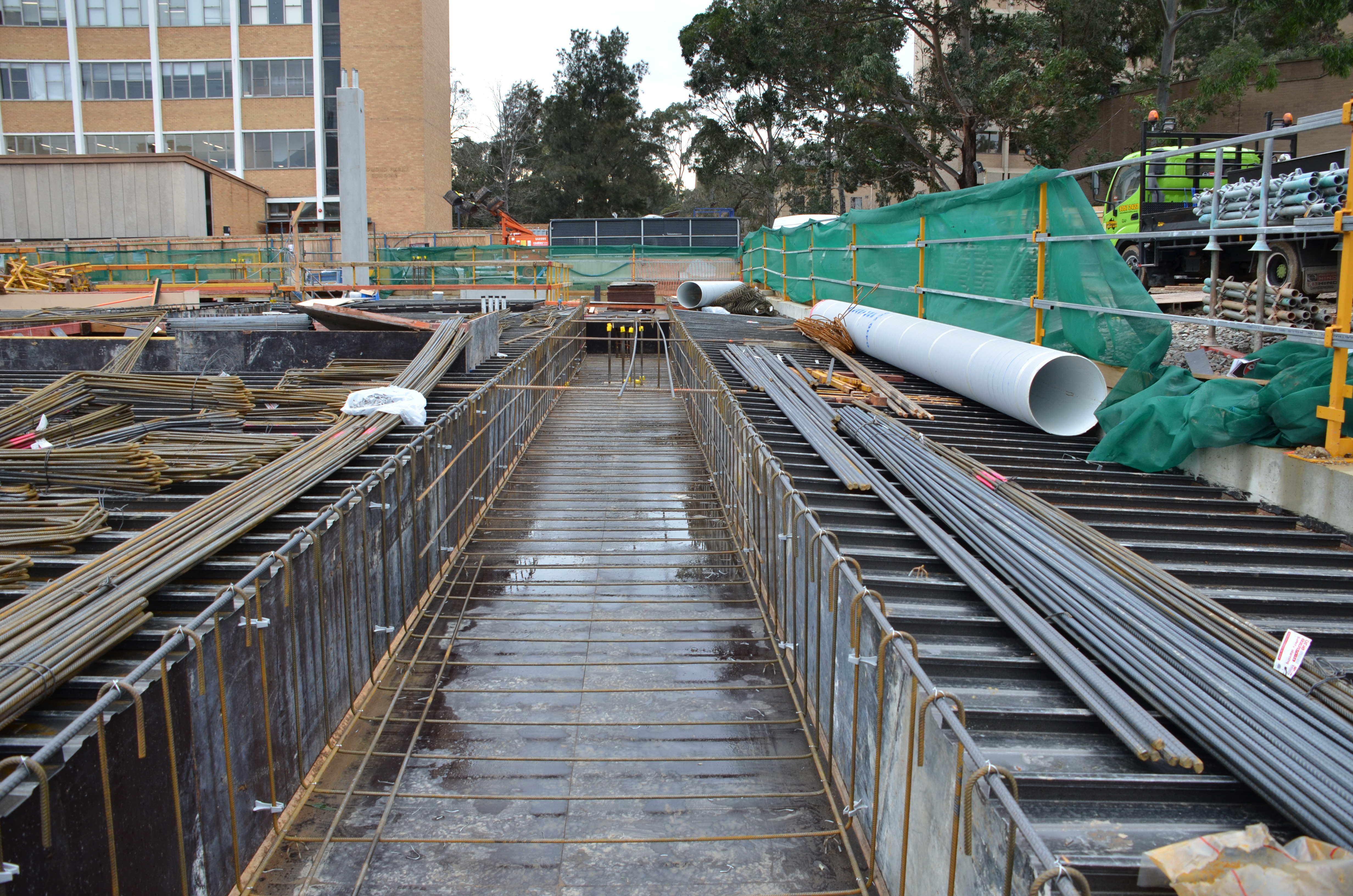 https://archive.abp.unimelb.edu.au/objects/images/Construction/Images/Concrete suspended slabs and beams/Post-tensioned beams & slabs/DSC_1048.JPG