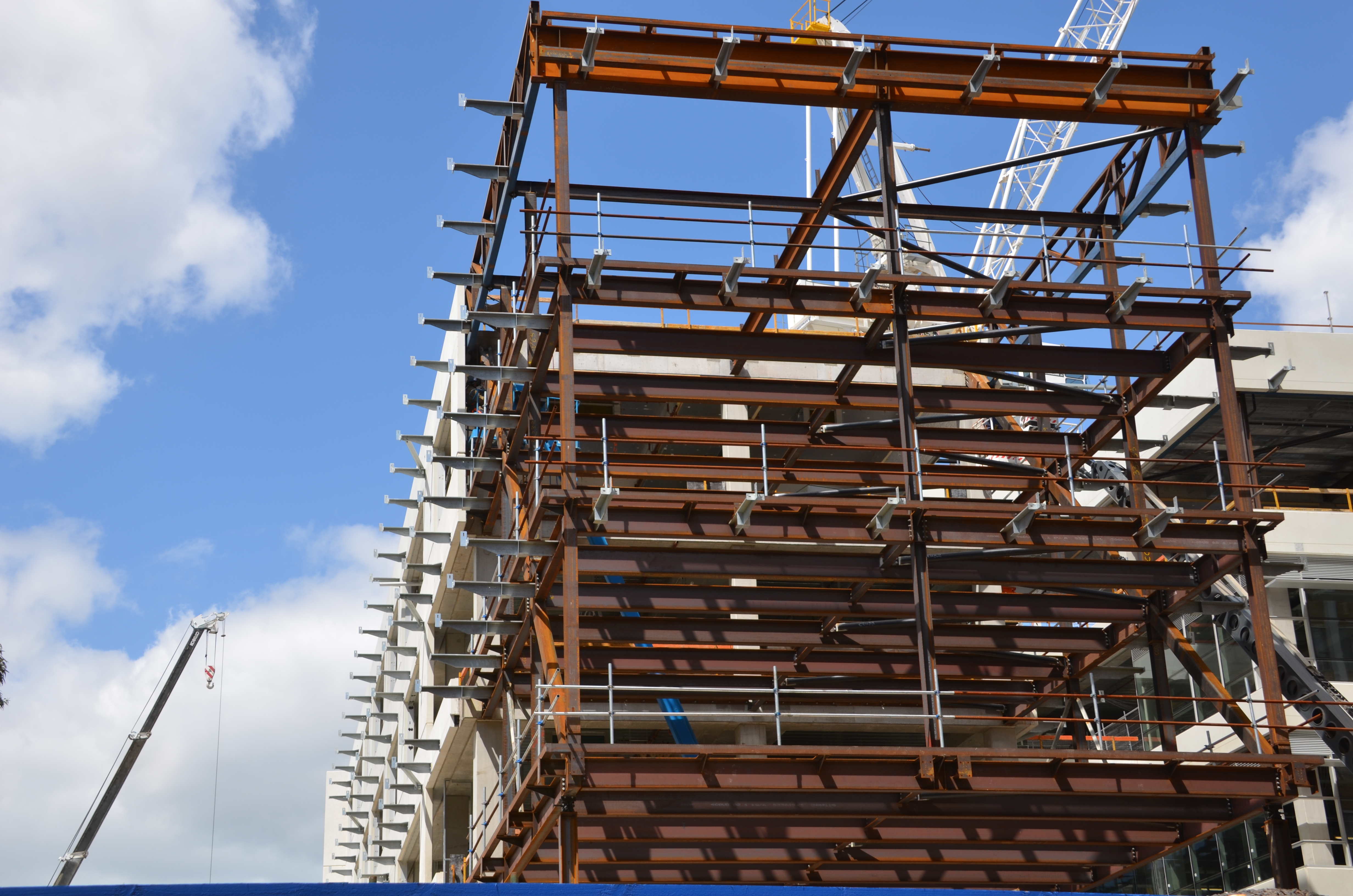 https://archive.abp.unimelb.edu.au/objects/images/Construction/Images/Facades/Zinc screens & access platforms/Support mechanisms/DSC_4910.JPG