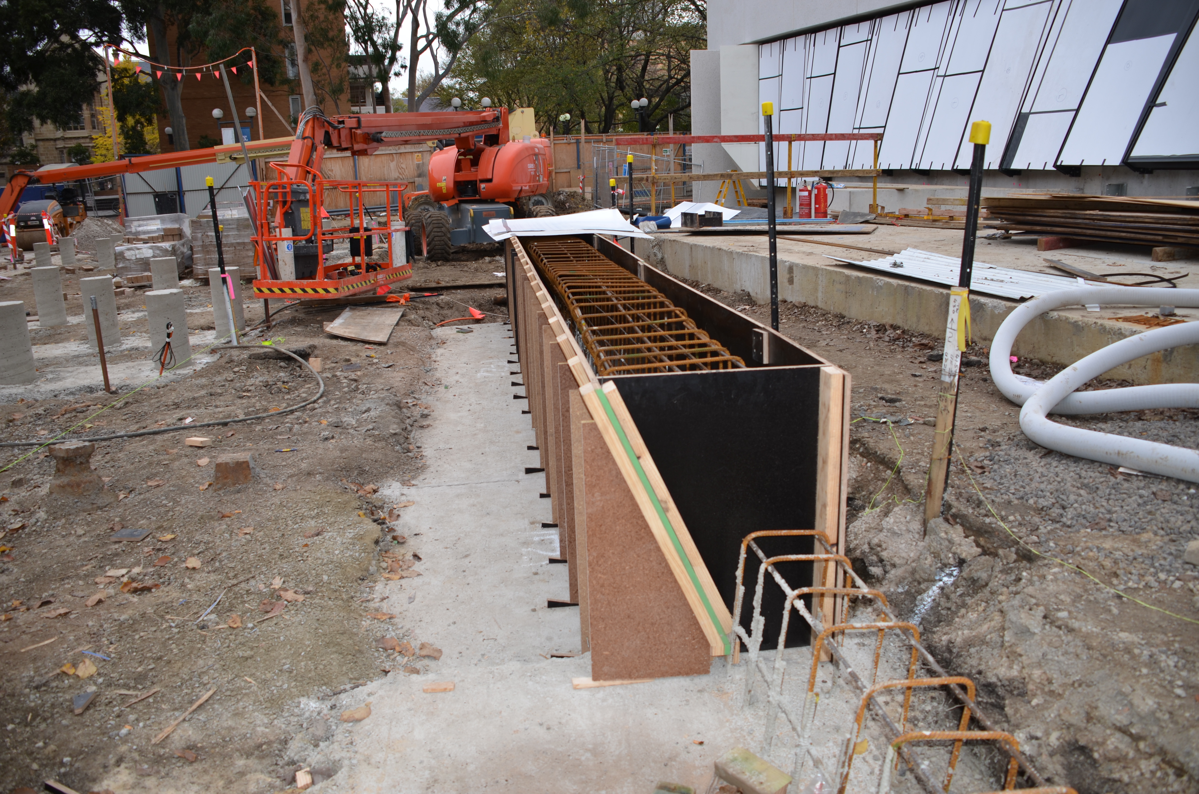 https://archive.abp.unimelb.edu.au/objects/images/Construction/Images/External Works/Precast concrete seating and supports/DSC_8611.JPG
