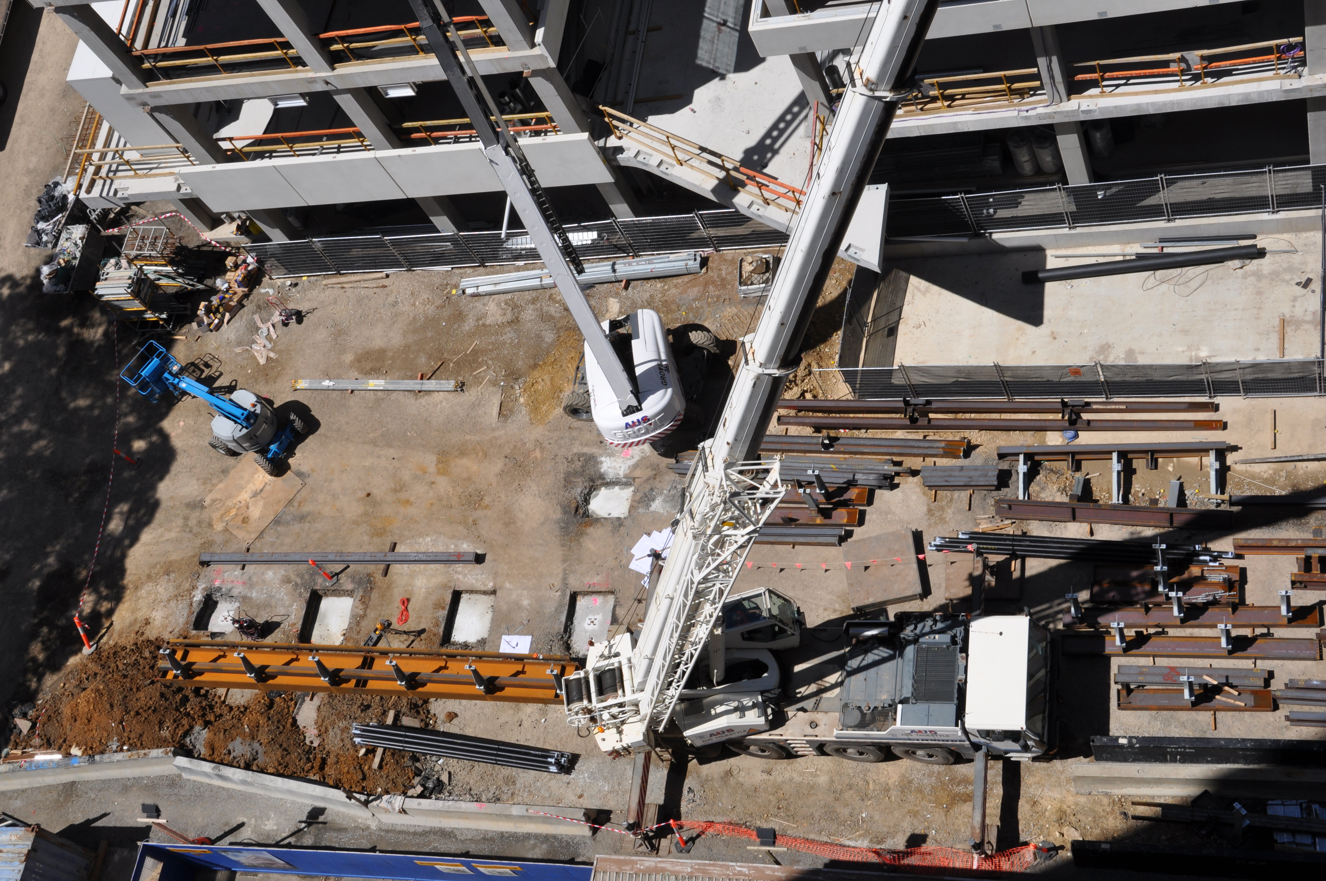 https://archive.abp.unimelb.edu.au/objects/images/Construction/Images/Structural steel/Cantilever/Footings and fabrication & delivery/DSC_4160.JPG