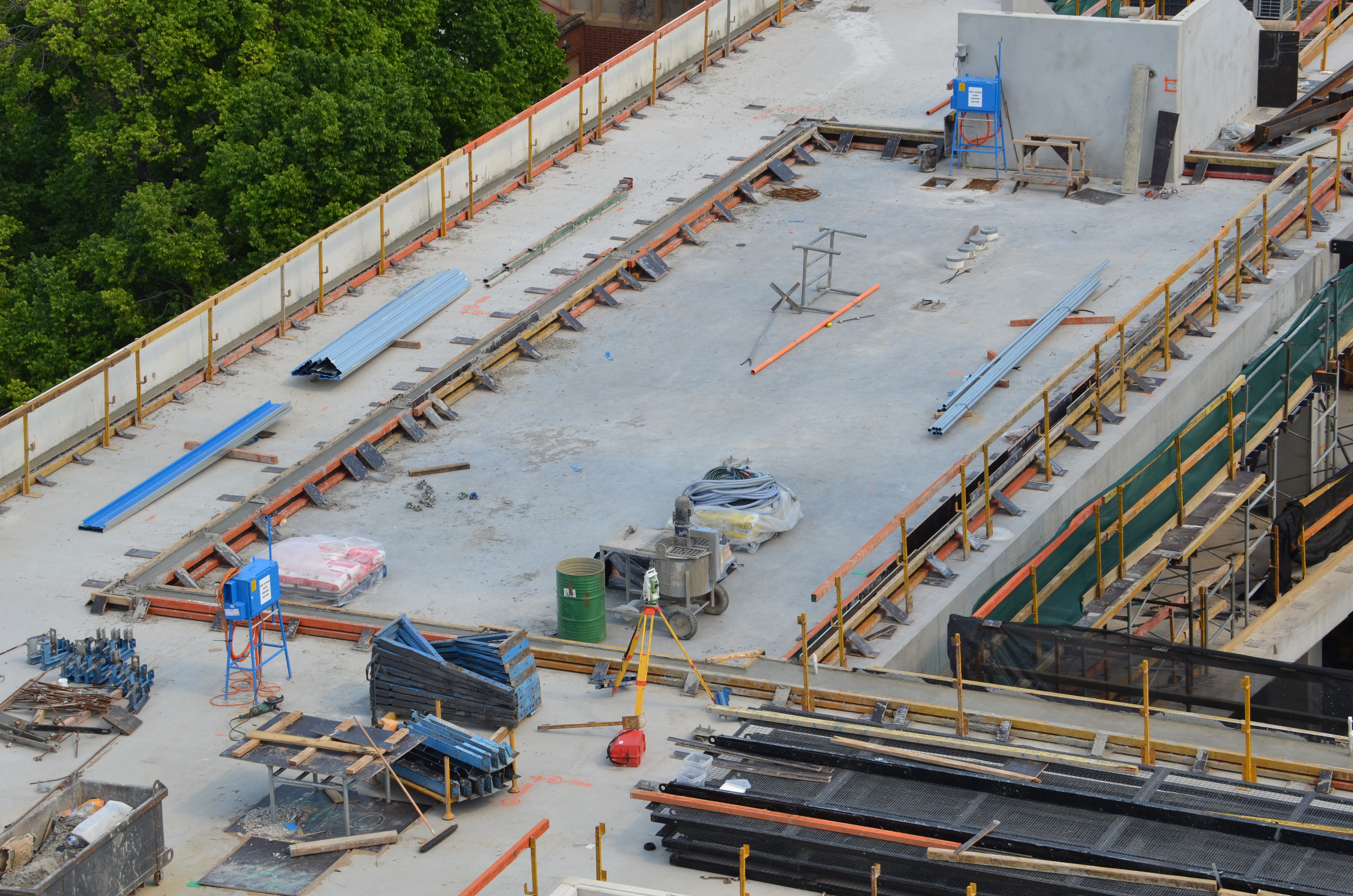 https://archive.abp.unimelb.edu.au/objects/images/Construction/Images/Concrete suspended slabs and beams/Levels 1-5 & formwork/DSC_3631.JPG