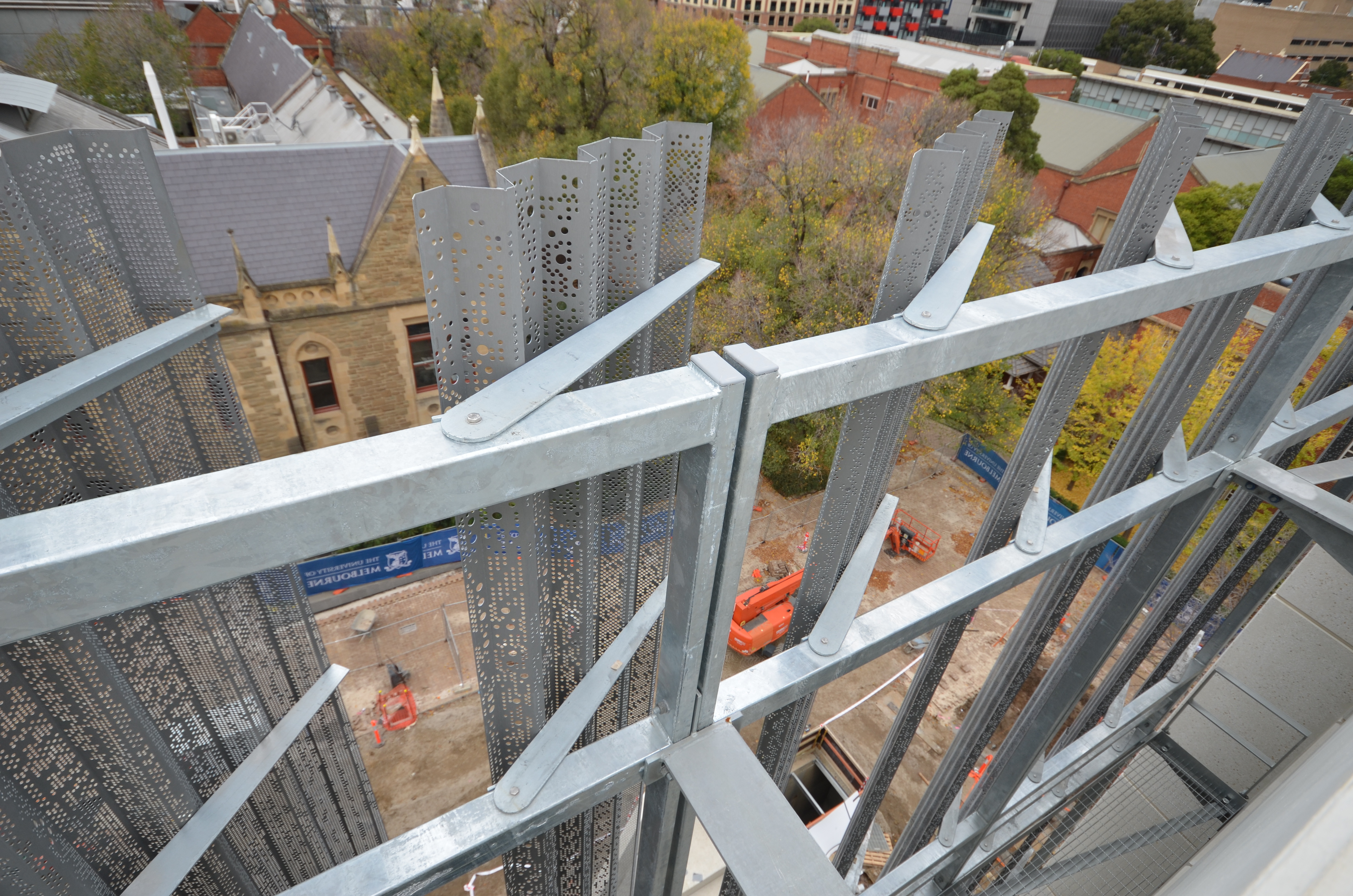 https://archive.abp.unimelb.edu.au/objects/images/Construction/Images/Facades/Zinc screens & access platforms/Support mechanisms/DSC_8238.JPG