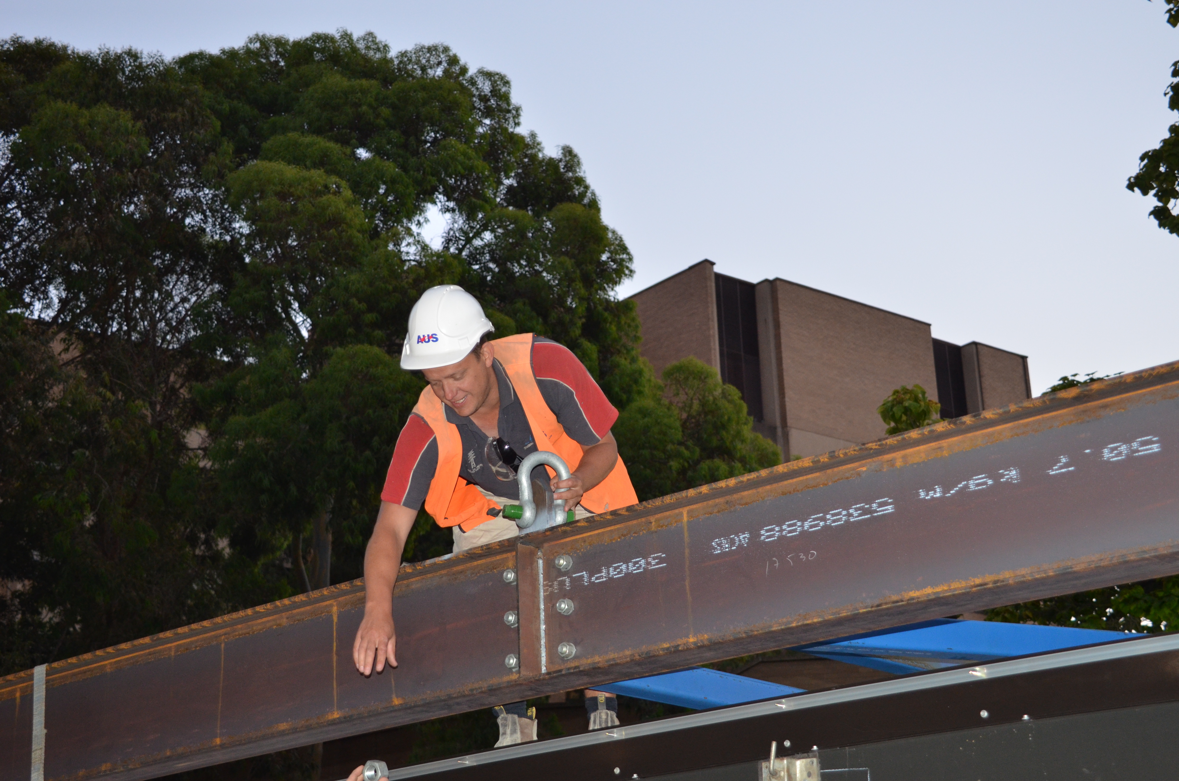 https://archive.abp.unimelb.edu.au/objects/images/Construction/Images/Roof/Glazed atrium roof/Delivery & Installation/DSC_5117.JPG https://archive.abp.unimelb.edu.au/objects/images/Construction/Images/Roof/Glazed atrium roof/Delivery & Installation/DSC_5117.JPG