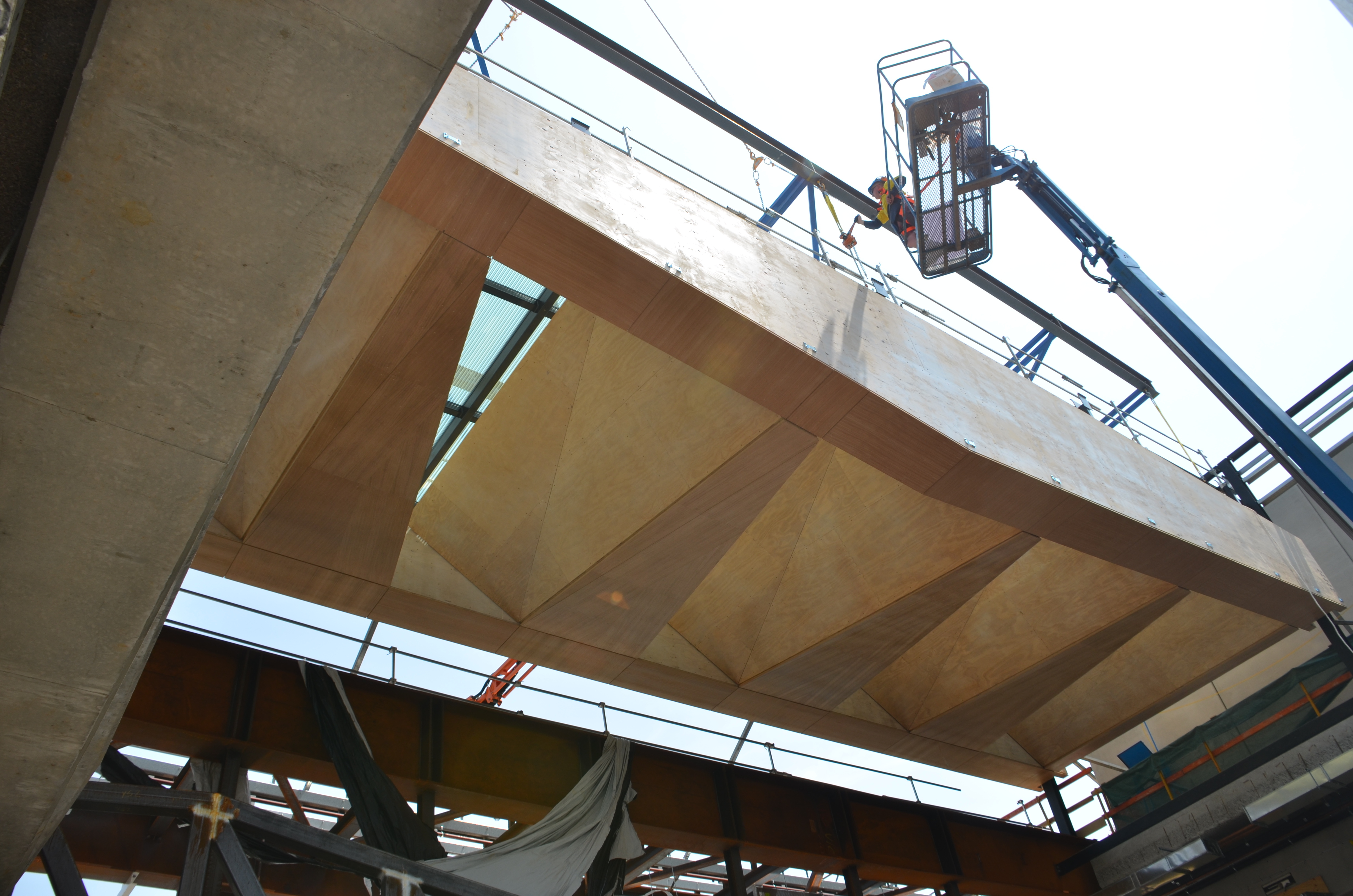 https://archive.abp.unimelb.edu.au/objects/images/Construction/Images/LVL roof beams & coffers/Installation/DSC_5189.JPG