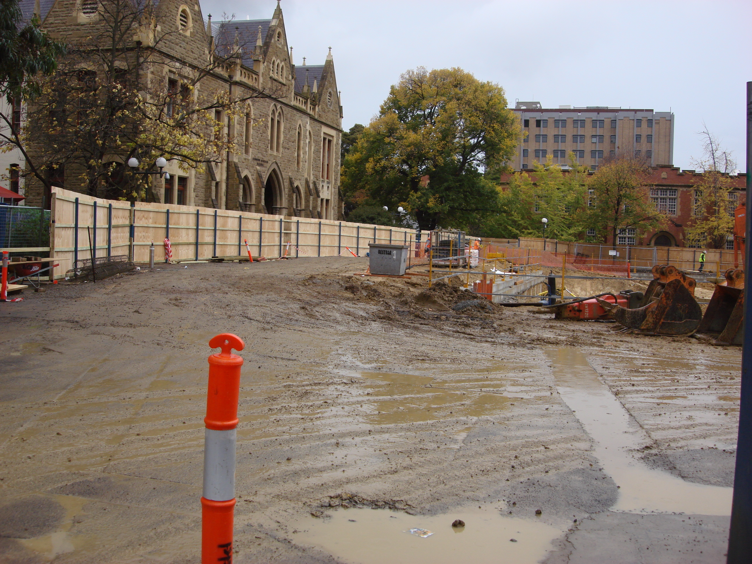 https://archive.abp.unimelb.edu.au/objects/images/Construction/Images/Site facilities/Traffic management & cleanup/DSC_0009B.JPG https://archive.abp.unimelb.edu.au/objects/images/Construction/Images/Site facilities/Traffic management & cleanup/DSC_0009B.JPG