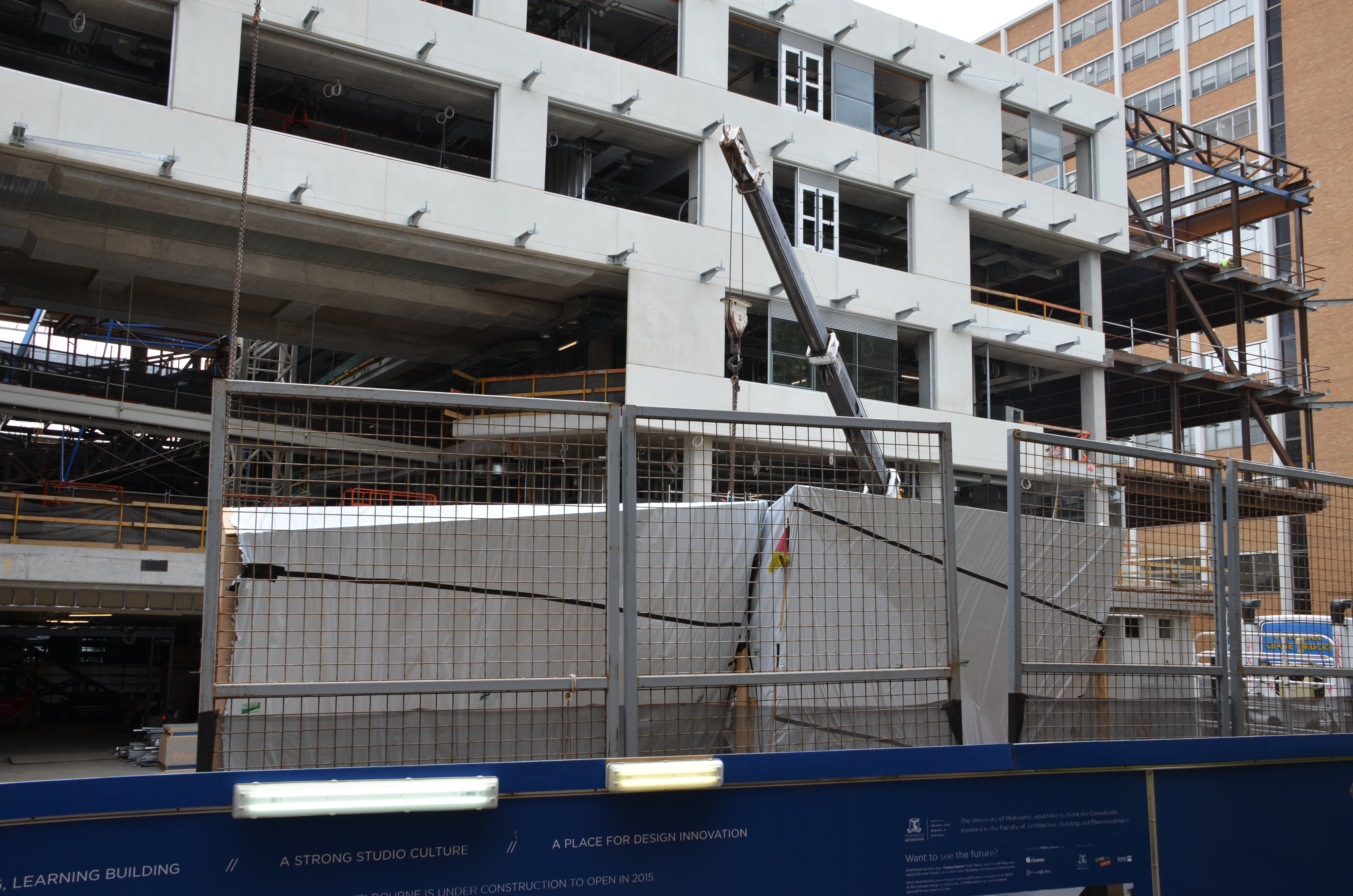 https://archive.abp.unimelb.edu.au/objects/images/Construction/Images/LVL roof beams & coffers/Installation/DSC_5528.JPG
