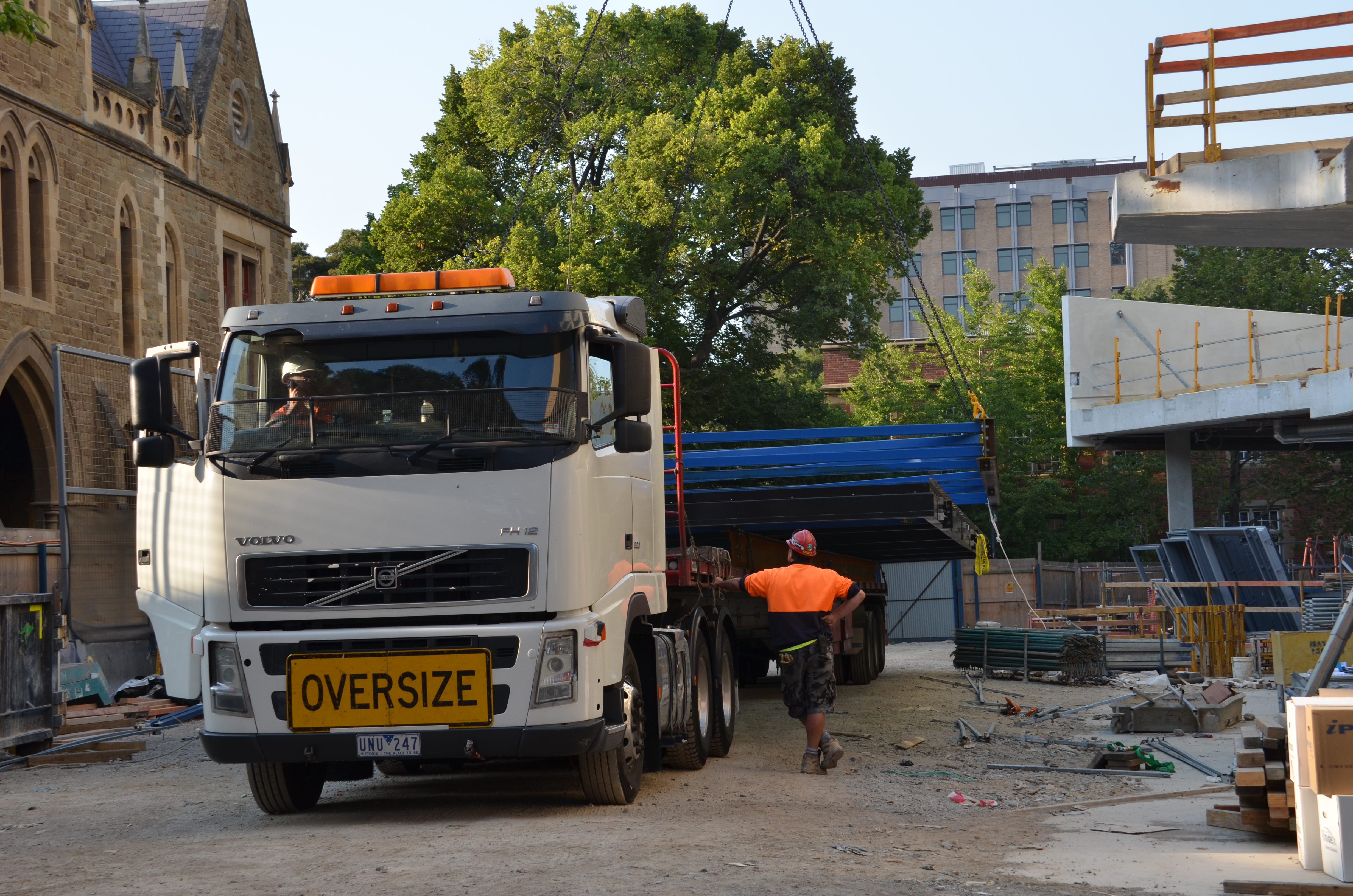 https://archive.abp.unimelb.edu.au/objects/images/Construction/Images/Roof/Glazed atrium roof/Delivery & Installation/DSC_5129.JPG https://archive.abp.unimelb.edu.au/objects/images/Construction/Images/Roof/Glazed atrium roof/Delivery & Installation/DSC_5129.JPG