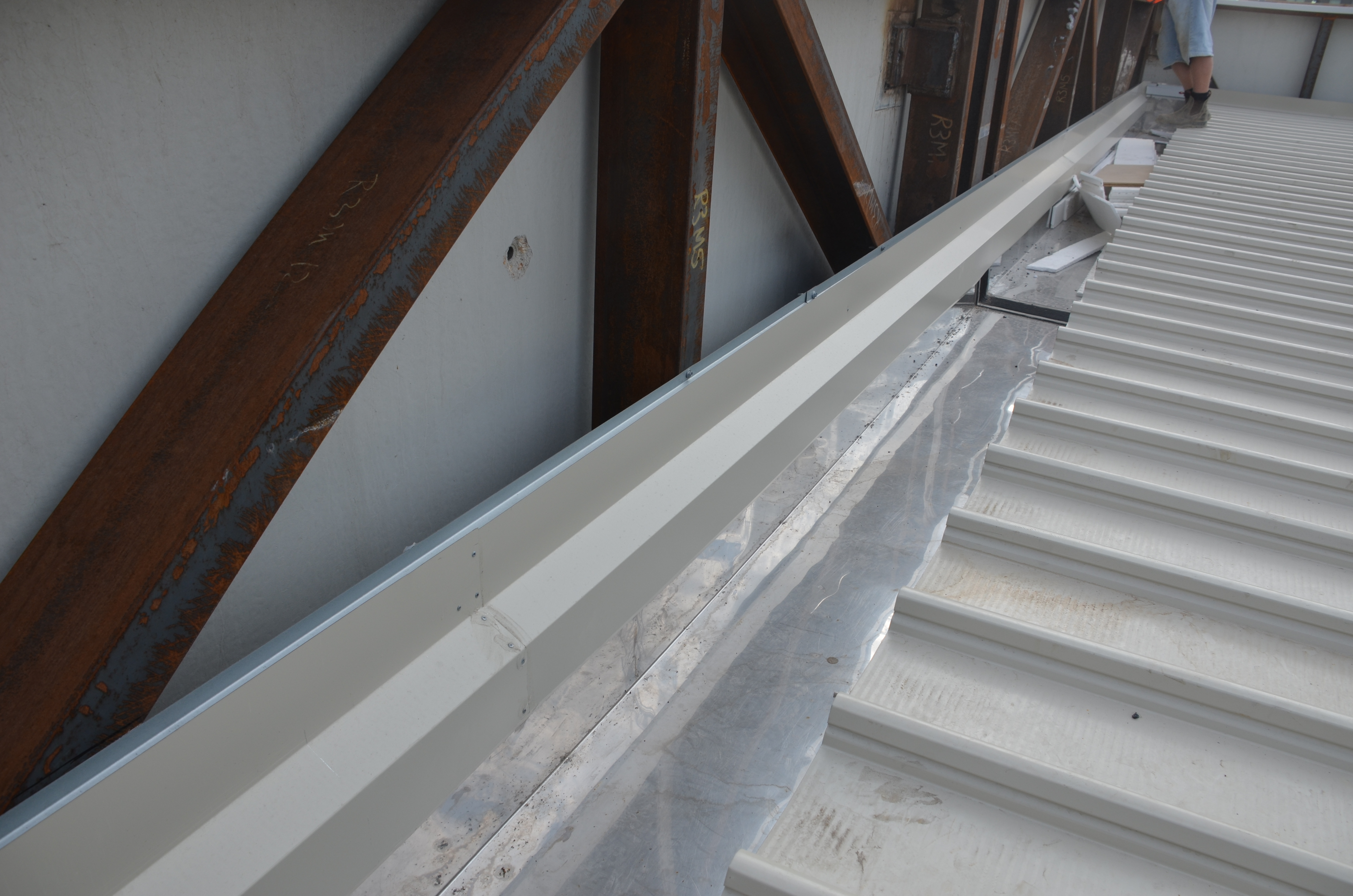 https://archive.abp.unimelb.edu.au/objects/images/Construction/Images/Roof/Roof sheeting, flashings and gutters/DSC_5059.JPG https://archive.abp.unimelb.edu.au/objects/images/Construction/Images/Roof/Roof sheeting, flashings and gutters/DSC_5059.JPG