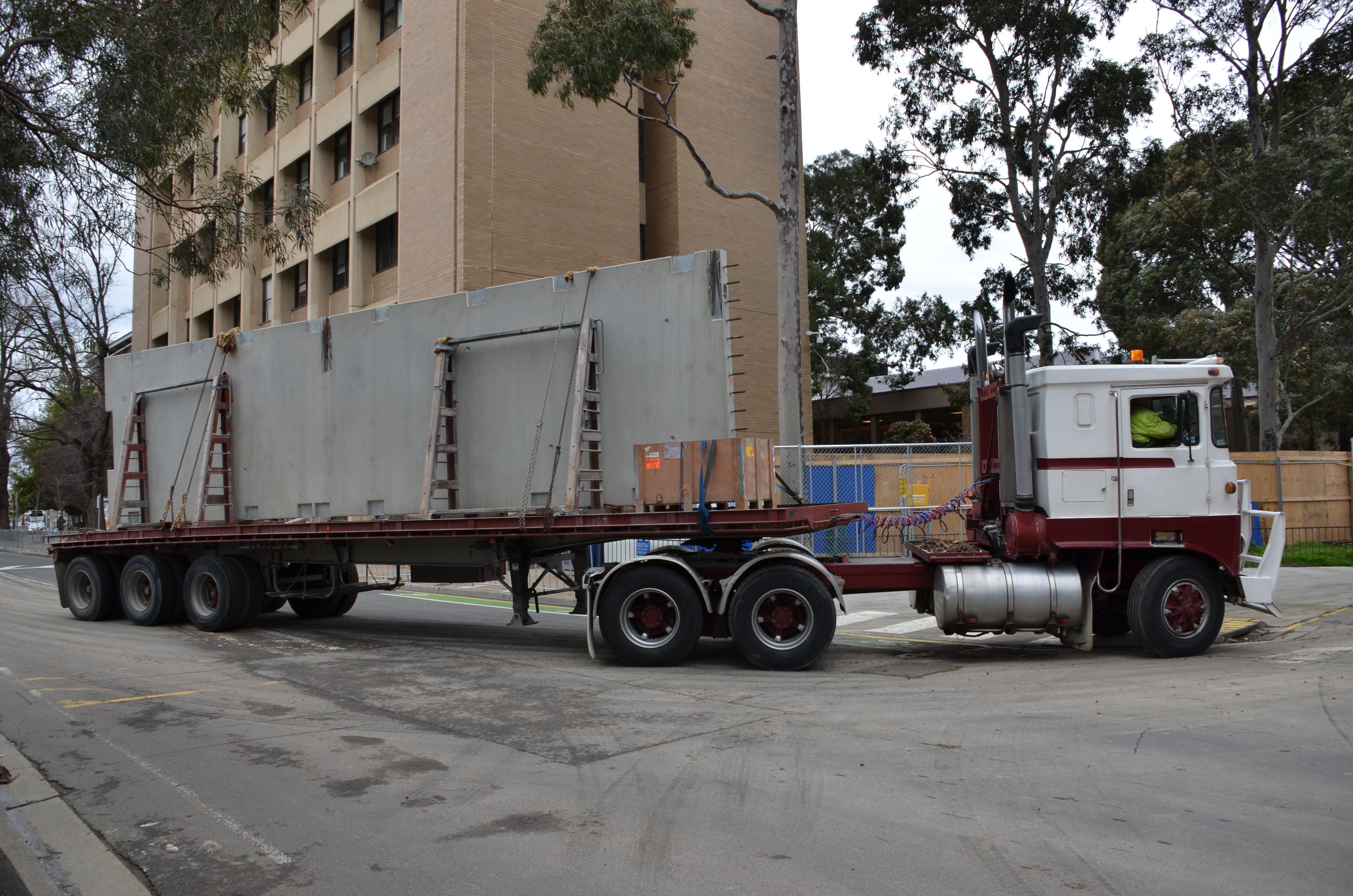 https://archive.abp.unimelb.edu.au/objects/images/Construction/Images/Precast structural concrete walls and columns/Basement/DSC_1065.JPG