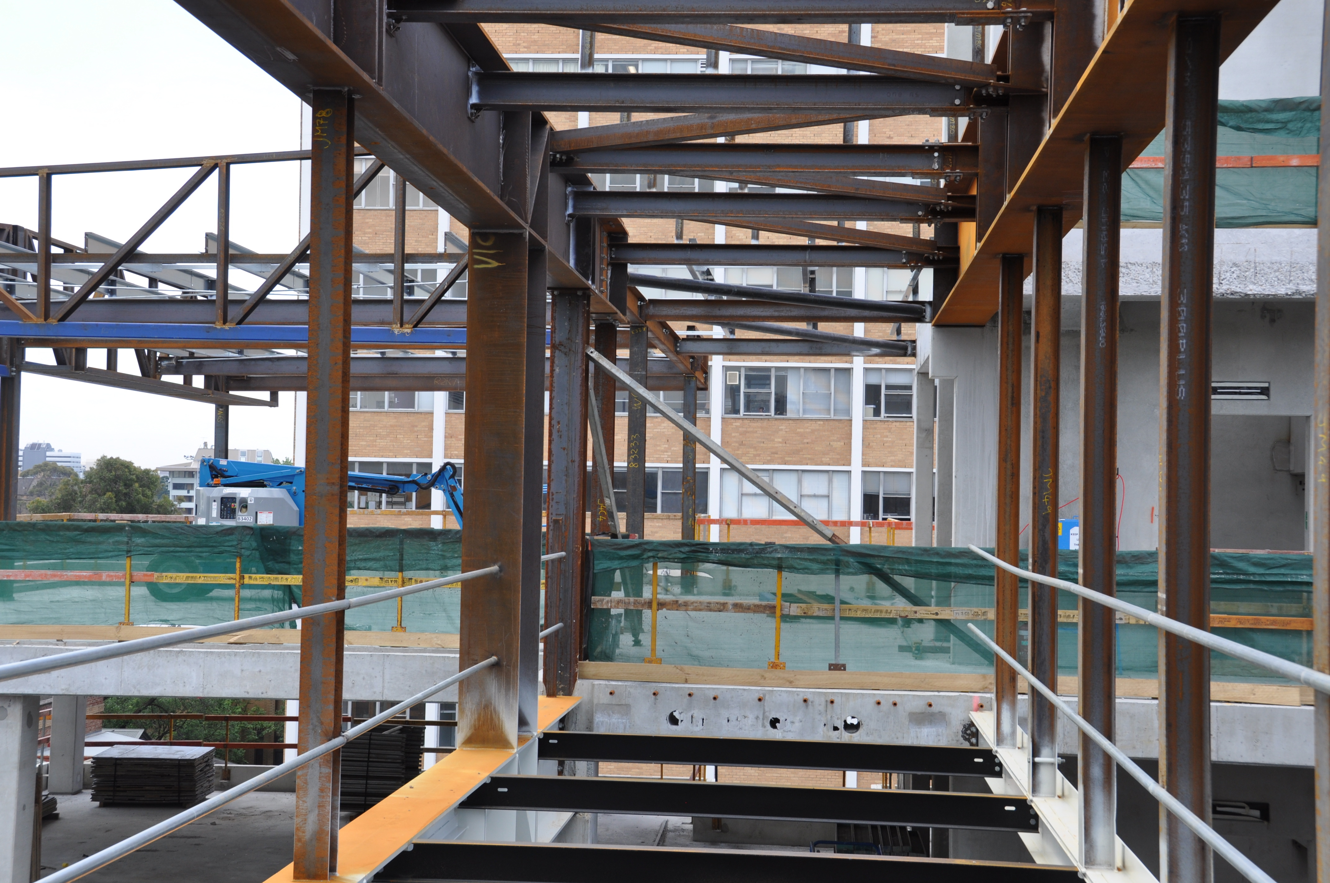 https://archive.abp.unimelb.edu.au/objects/images/Construction/Images/Stairs, walkways and balustrades/Structural steel walkways & support structure/DSC_3983.JPG