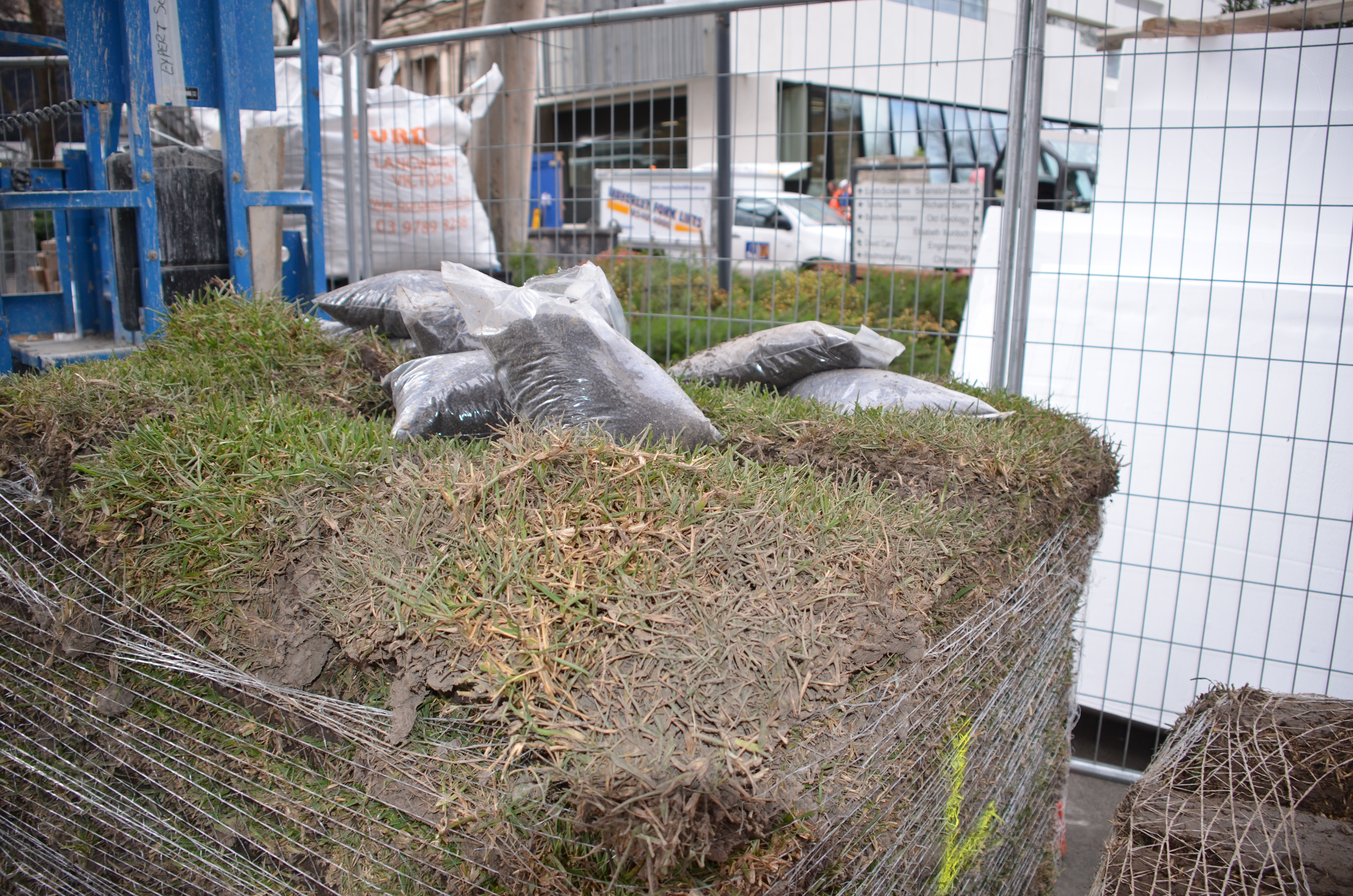 https://archive.abp.unimelb.edu.au/objects/images/Construction/Images/External Works/Soil & instant turf grass/DSC_9769.JPG