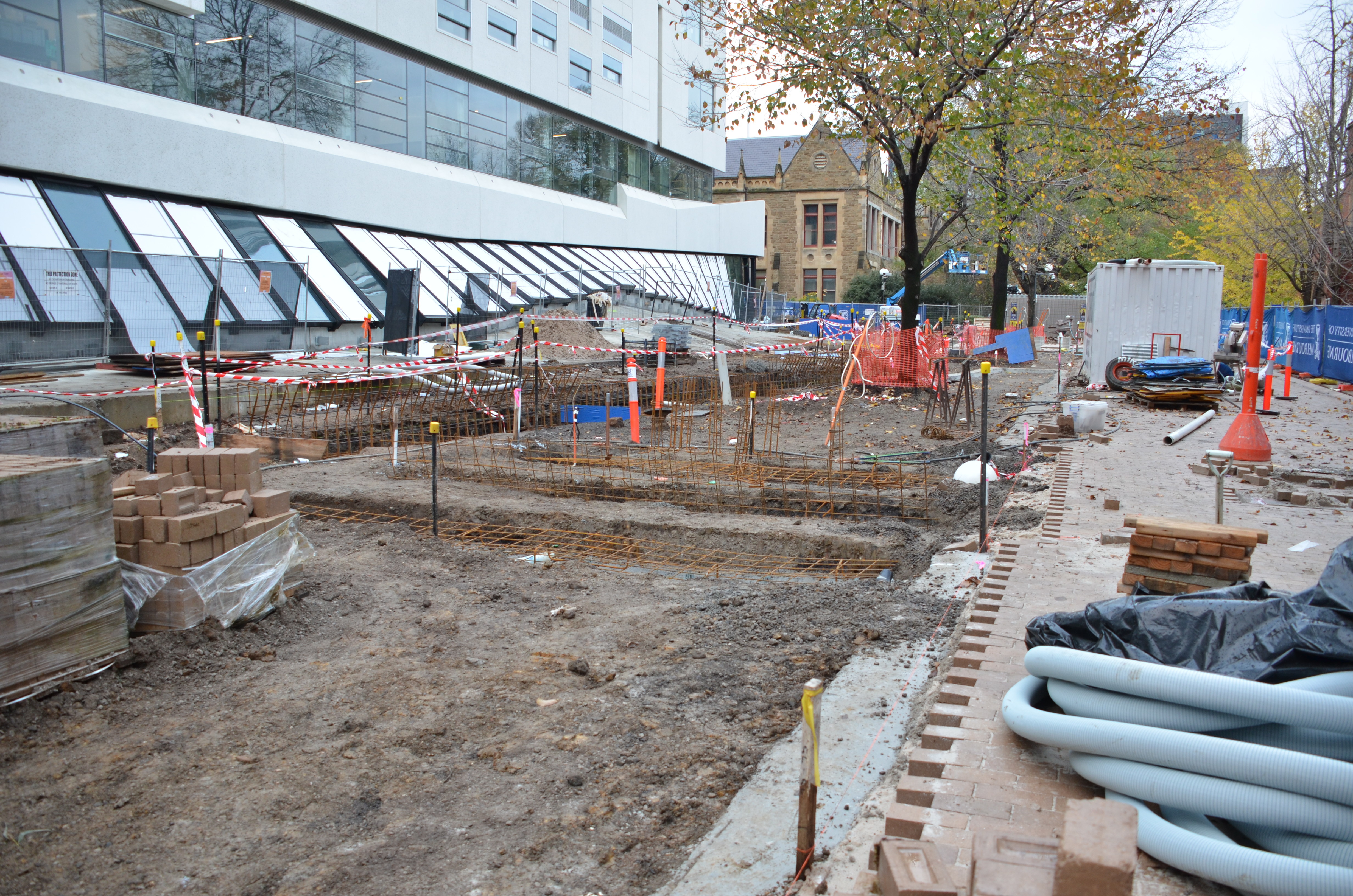 https://archive.abp.unimelb.edu.au/objects/images/Construction/Images/External Works/Precast concrete seating and supports/DSC_8383.JPG
