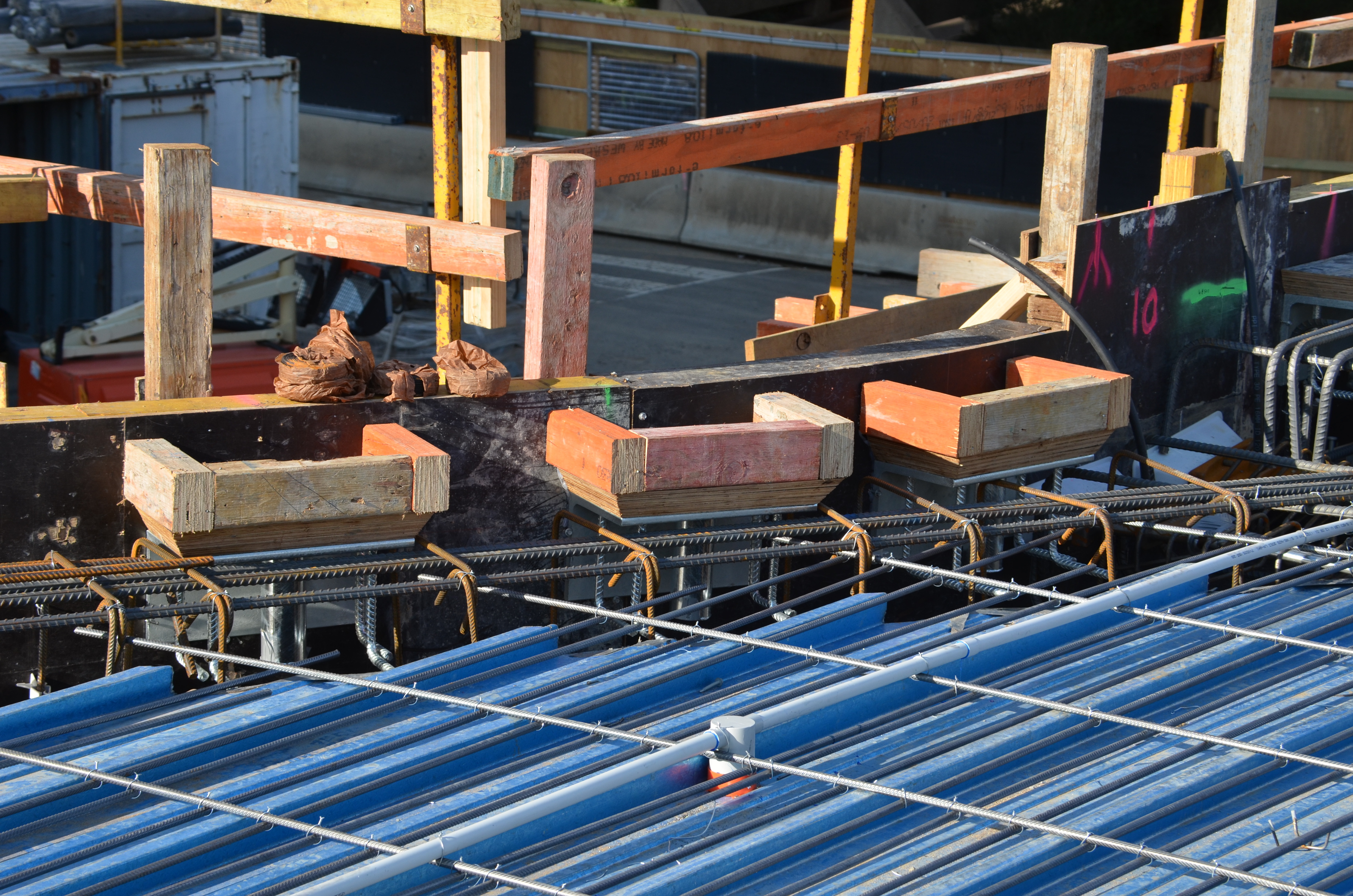https://archive.abp.unimelb.edu.au/objects/images/Construction/Images/Facades/Precast concrete/Levels 1-5/Precast facade connections/DSC_1680.JPG https://archive.abp.unimelb.edu.au/objects/images/Construction/Images/Facades/Precast concrete/Levels 1-5/Precast facade connections/DSC_1680.JPG