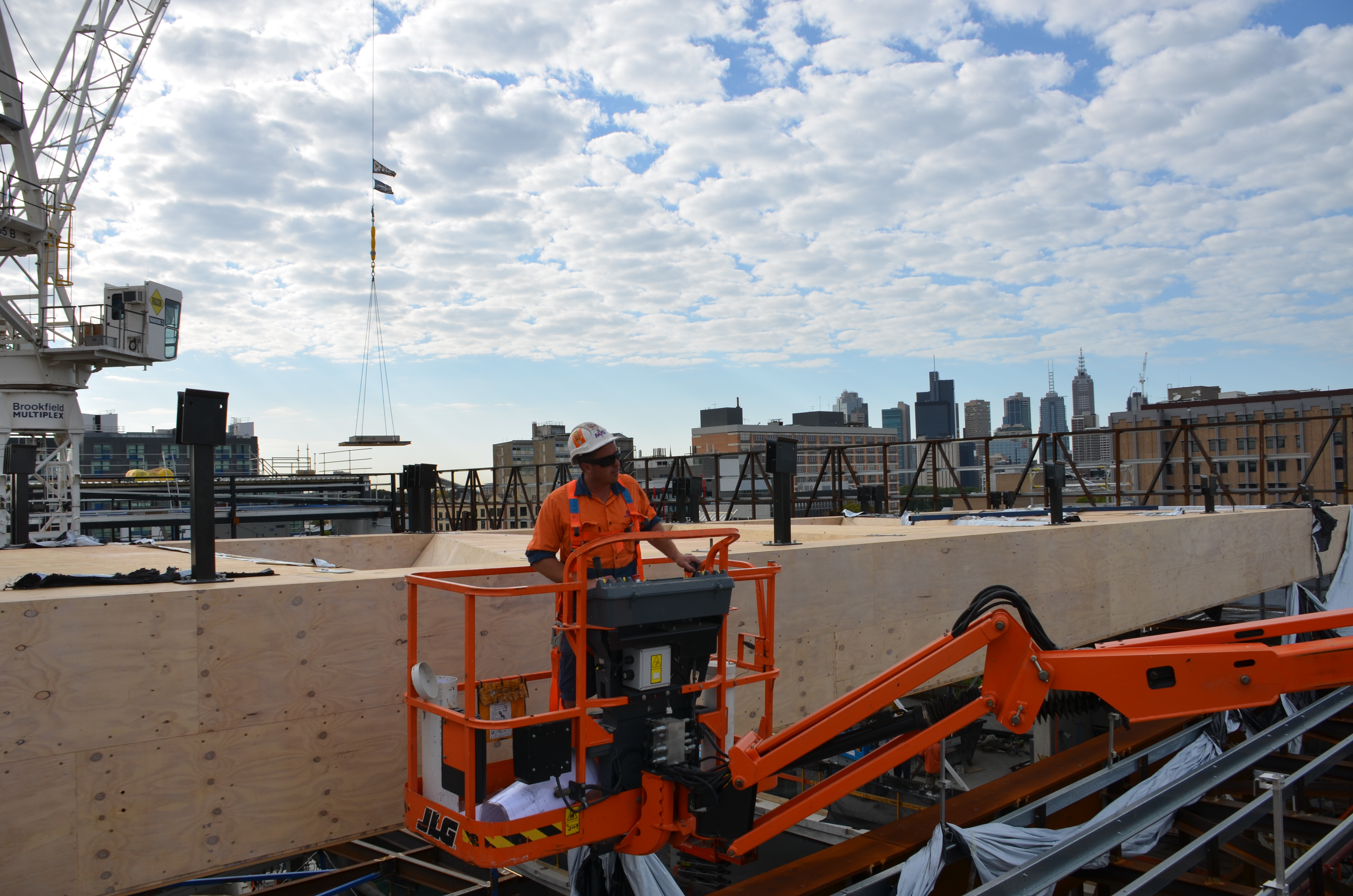 https://archive.abp.unimelb.edu.au/objects/images/Construction/Images/LVL roof beams & coffers/Installation/DSC_5048.JPG