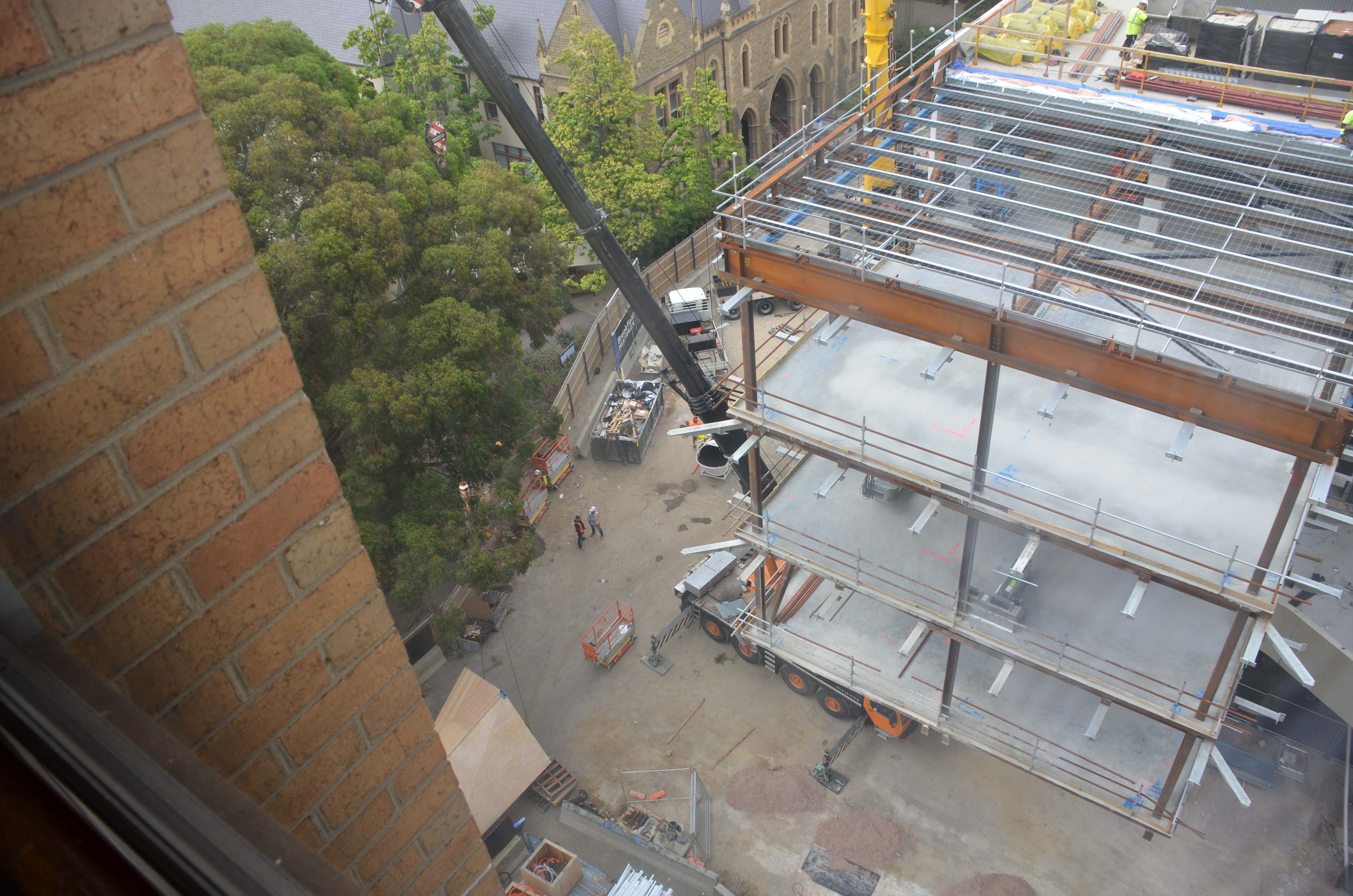 https://archive.abp.unimelb.edu.au/objects/images/Construction/Images/LVL roof beams & coffers/Installation/DSC_5830.JPG https://archive.abp.unimelb.edu.au/objects/images/Construction/Images/LVL roof beams & coffers/Installation/DSC_5830.JPG