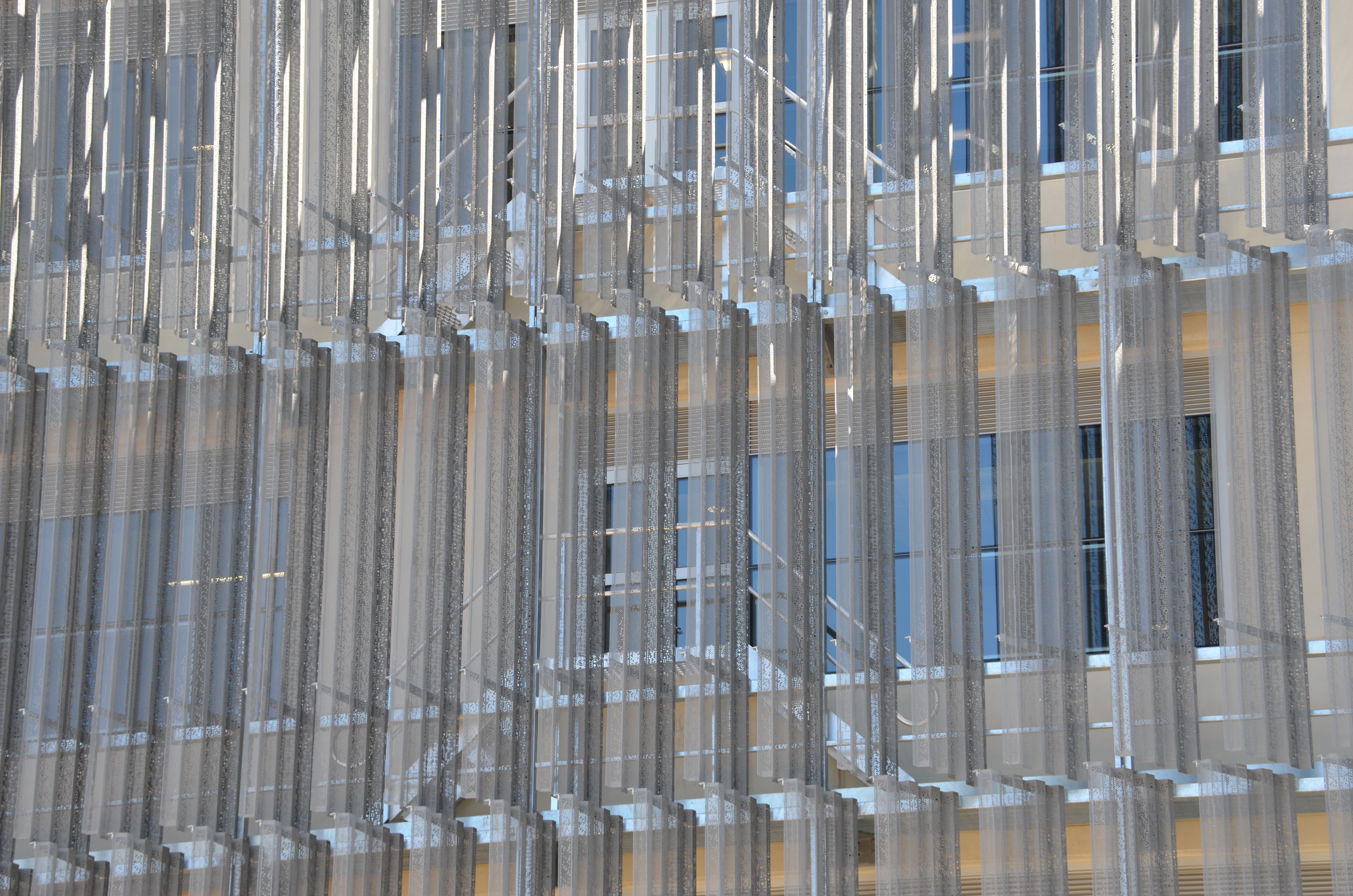 https://archive.abp.unimelb.edu.au/objects/images/Construction/Images/Facades/Zinc screens & access platforms/Access platforms/DSD_0542.JPG