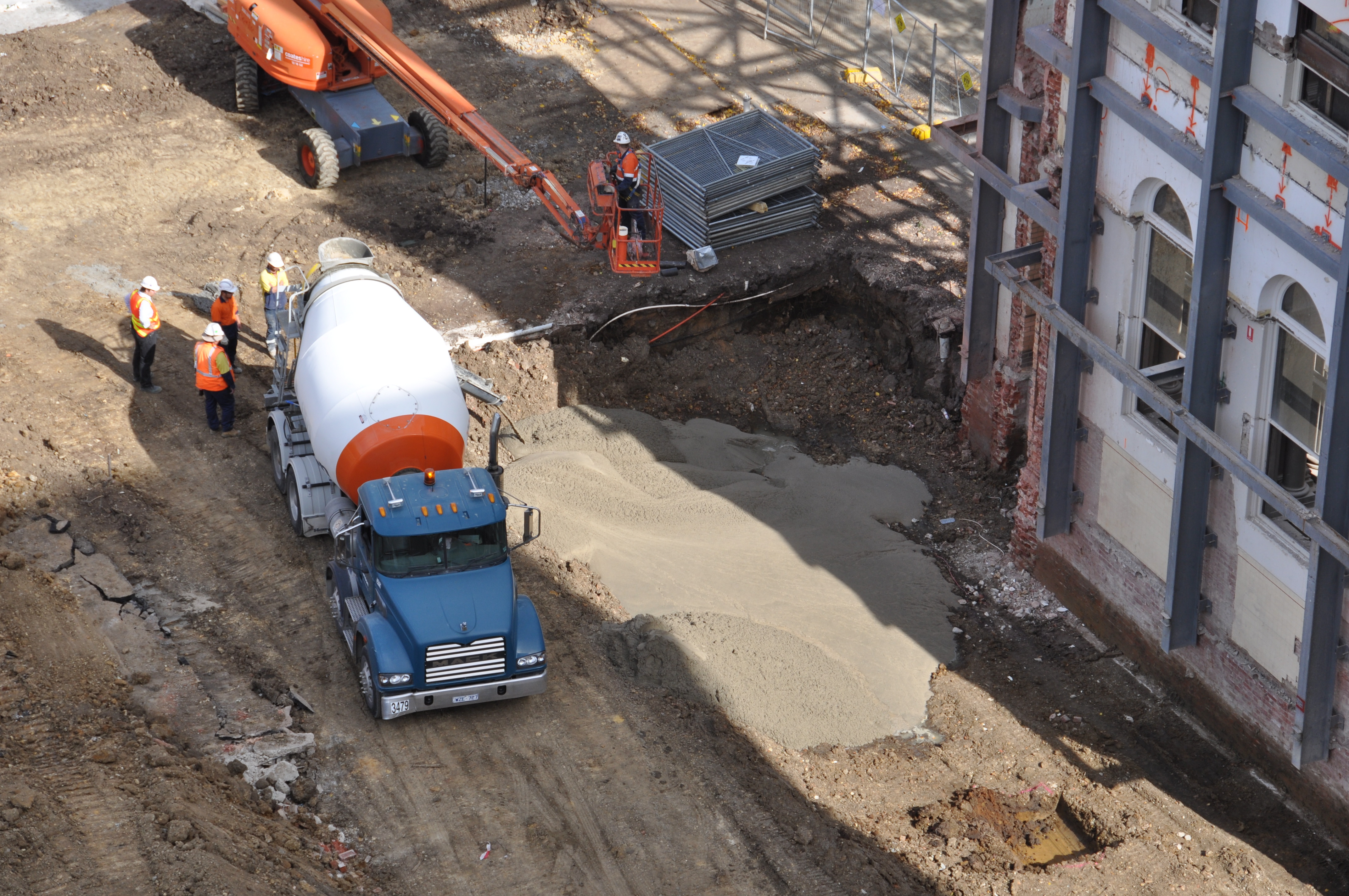 https://archive.abp.unimelb.edu.au/objects/images/Construction/Images/Basement/Blinding concrete for piling rig/DSC_0094.JPG