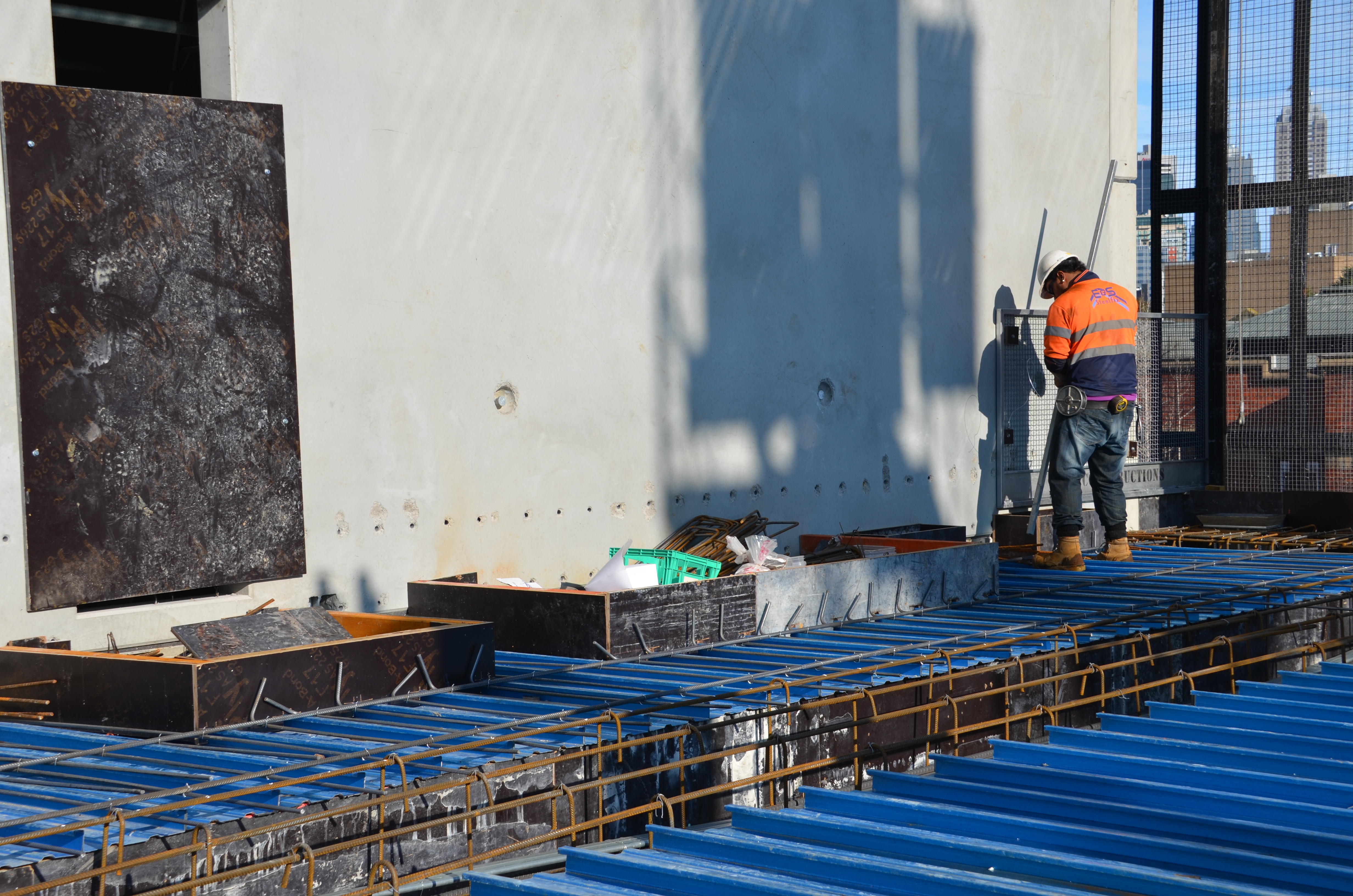 https://archive.abp.unimelb.edu.au/objects/images/Construction/Images/Concrete suspended slabs and beams/Levels 1-5 & formwork/DSC_2159.JPG