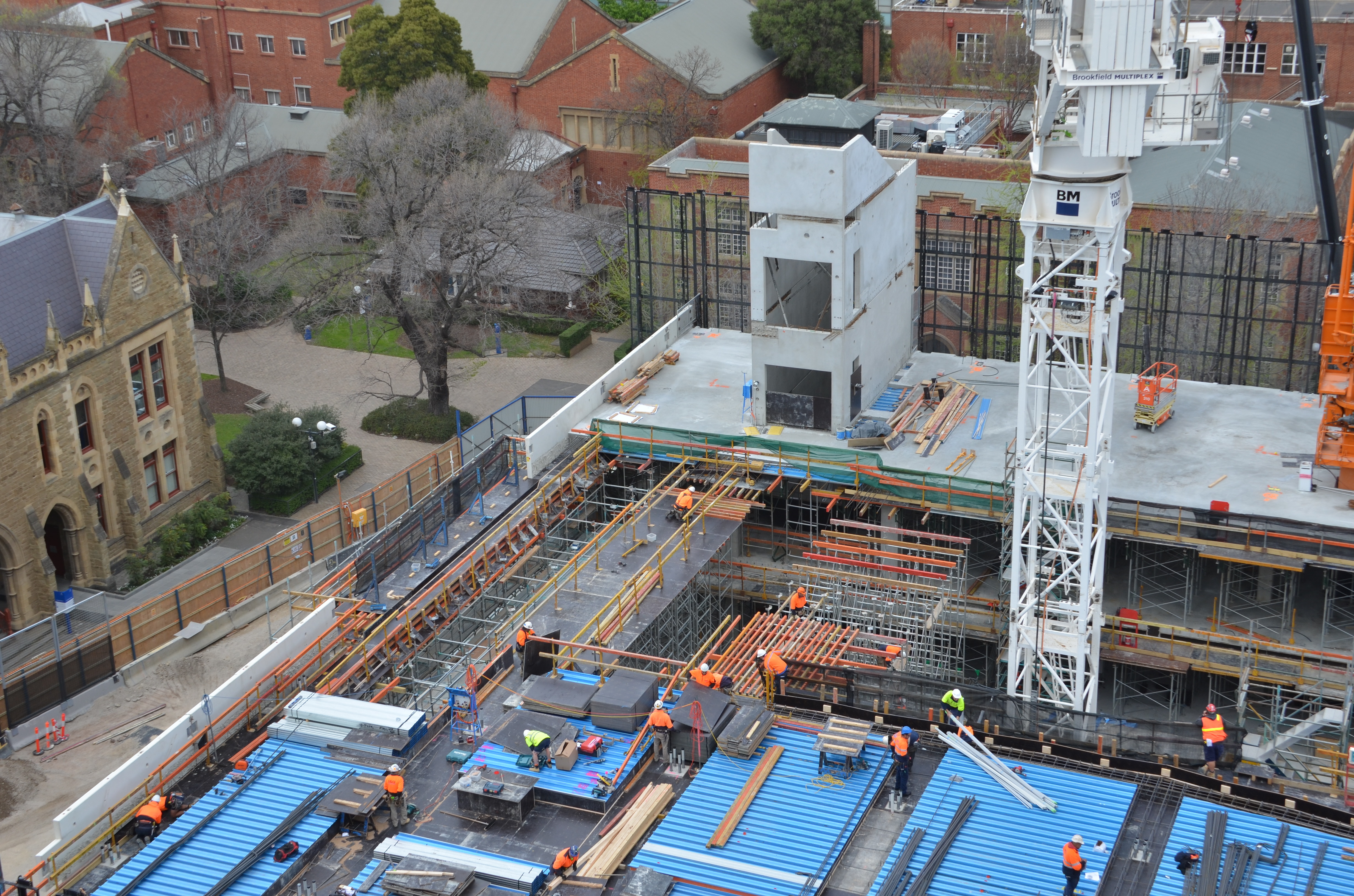 https://archive.abp.unimelb.edu.au/objects/images/Construction/Images/Concrete suspended slabs and beams/Levels 1-5 & formwork/DSC_2452.JPG