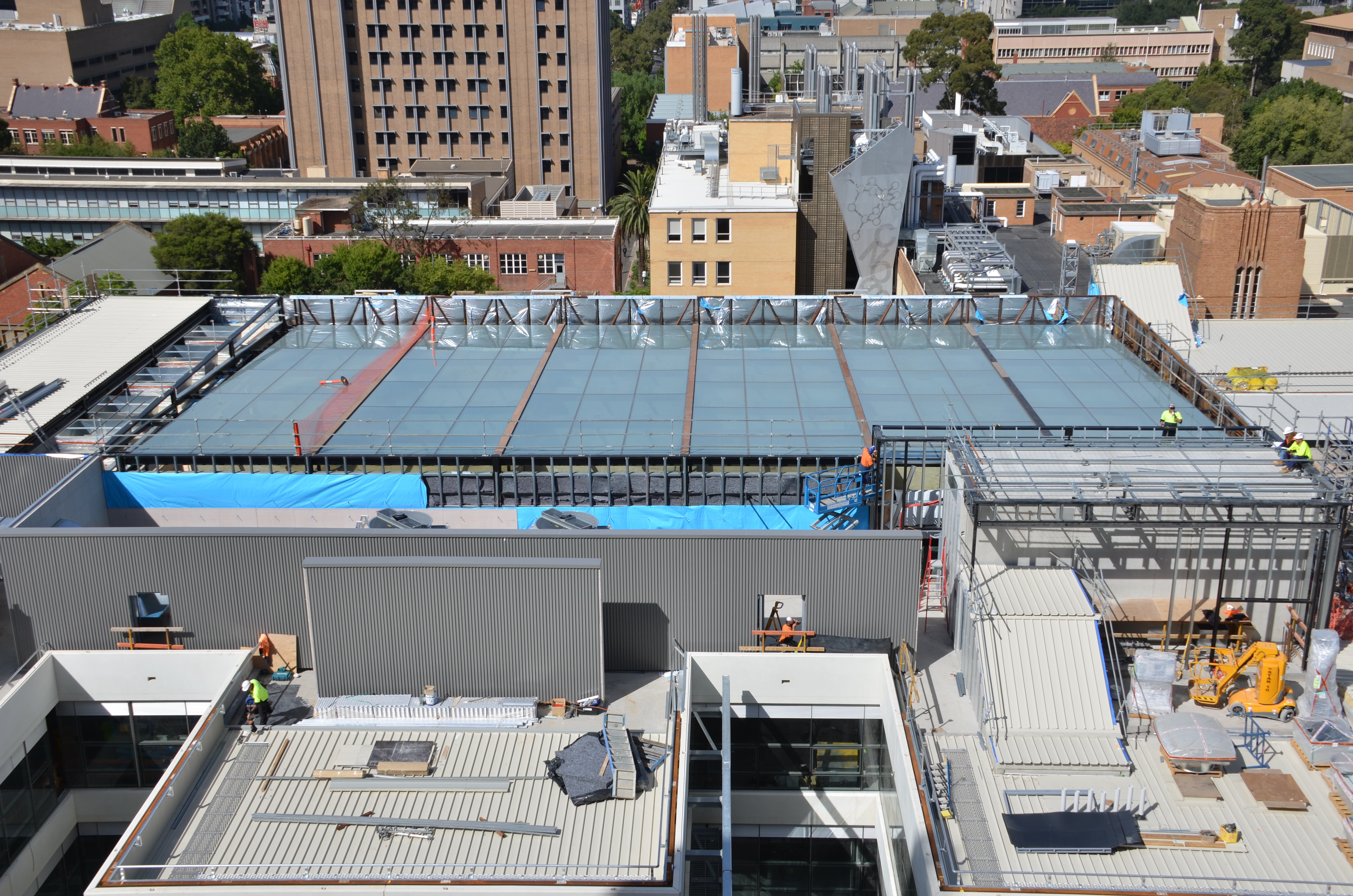https://archive.abp.unimelb.edu.au/objects/images/Construction/Images/Roof/Glazed atrium roof/Delivery & Installation/DSC_6225.JPG