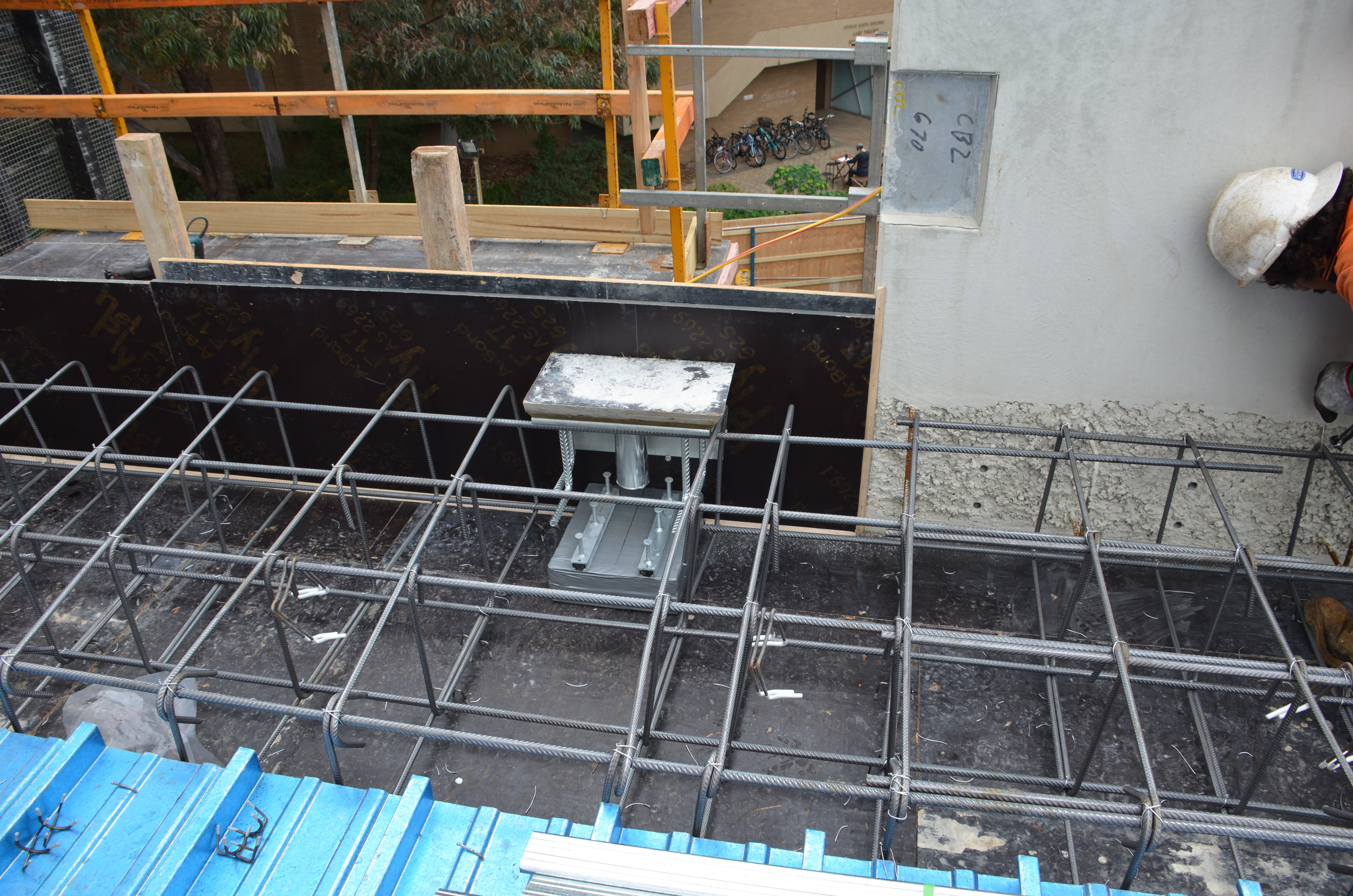 https://archive.abp.unimelb.edu.au/objects/images/Construction/Images/Facades/Precast concrete/Levels 1-5/Precast facade connections/DSC_2272.JPG https://archive.abp.unimelb.edu.au/objects/images/Construction/Images/Facades/Precast concrete/Levels 1-5/Precast facade connections/DSC_2272.JPG